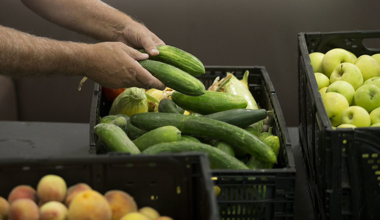 Brent Ottley, with Green Urban Lunch Box, sorts fresh vegetables at the Intermountain Medical Center Cancer Center in Murray on Thursday, Sept. 27, 2018. Intermountain Healthcare Cancer Services, with support from the Intermountain Foundation, is partnering with local nonprofit Green Urban Lunchbox to provide mobile farmers markets for cancer patients and loved ones who have been receiving care at Intermountain Medical Center. (Photo: Laura Seitz, KSL)