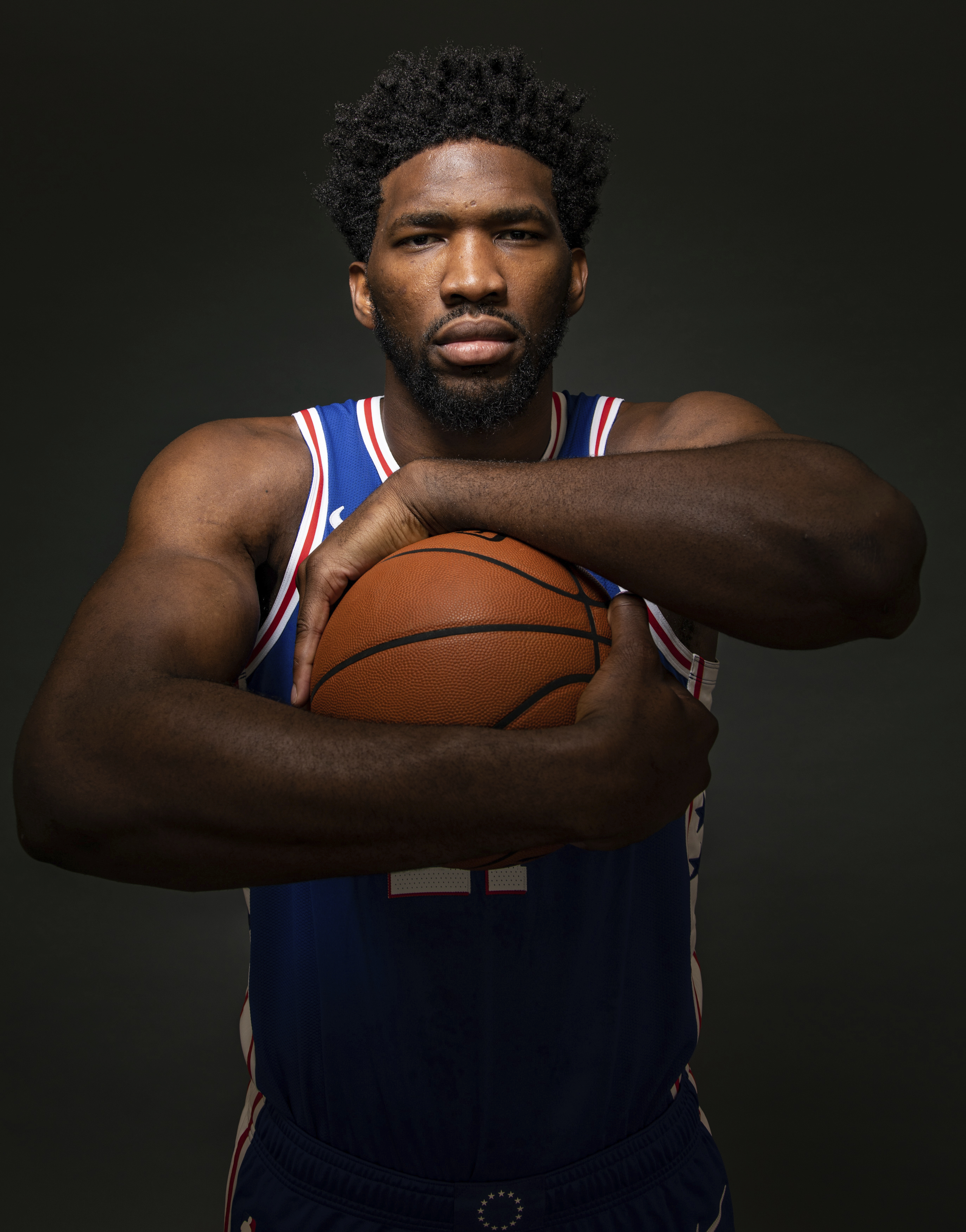 76ers Embiid sings his heart out in video from Sheeran show