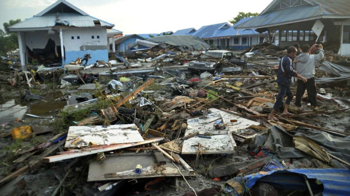 Earthquake-spawned tsunami leaves path of death in Indonesia