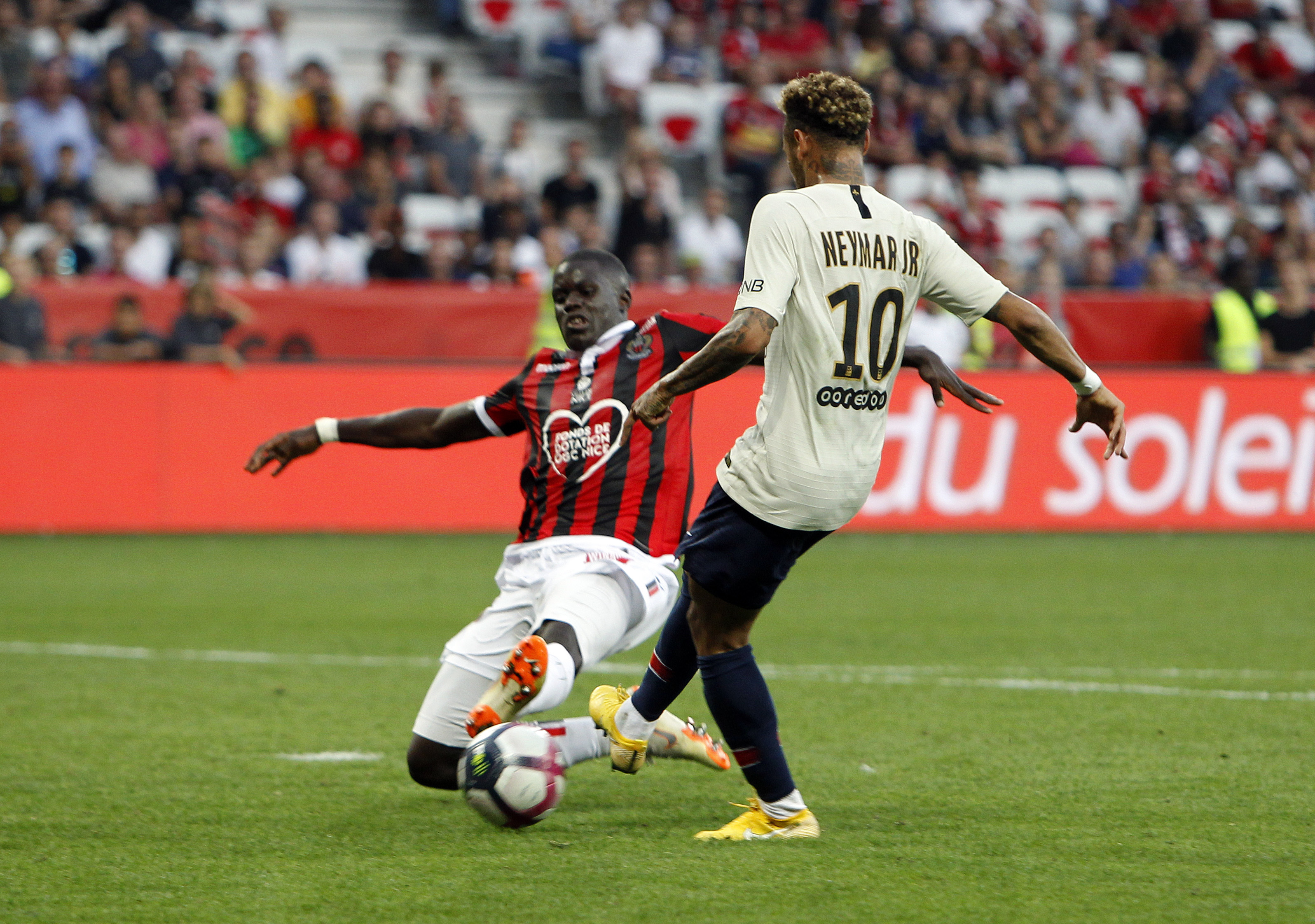Neymar's mouth bloodied between 2 goals in PSG rout of Nice