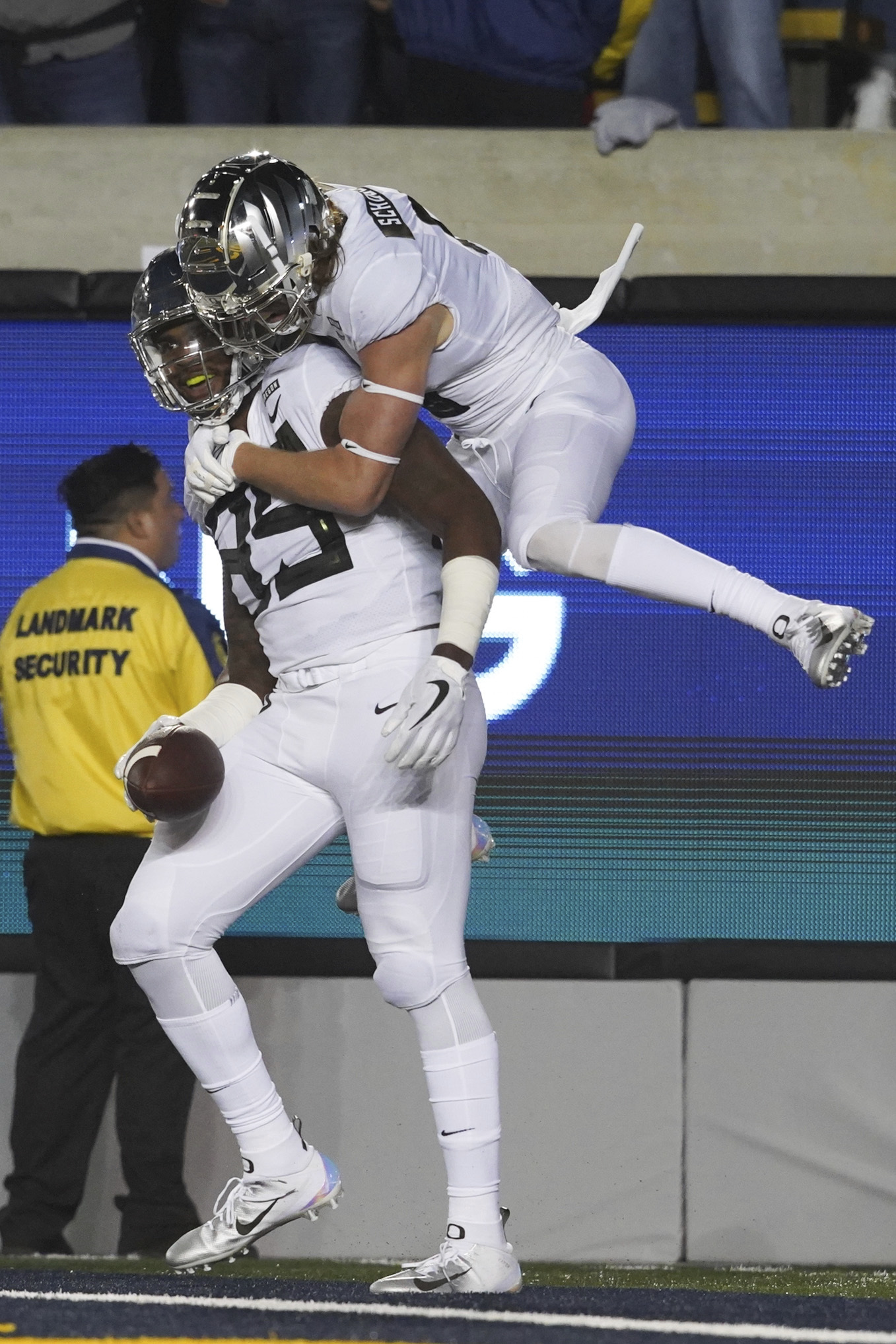 No. 19 Oregon beats No. 24 California 42-24