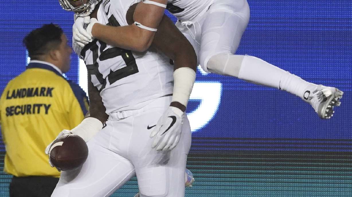 No. 19 Oregon beats No. 24 California 42-24