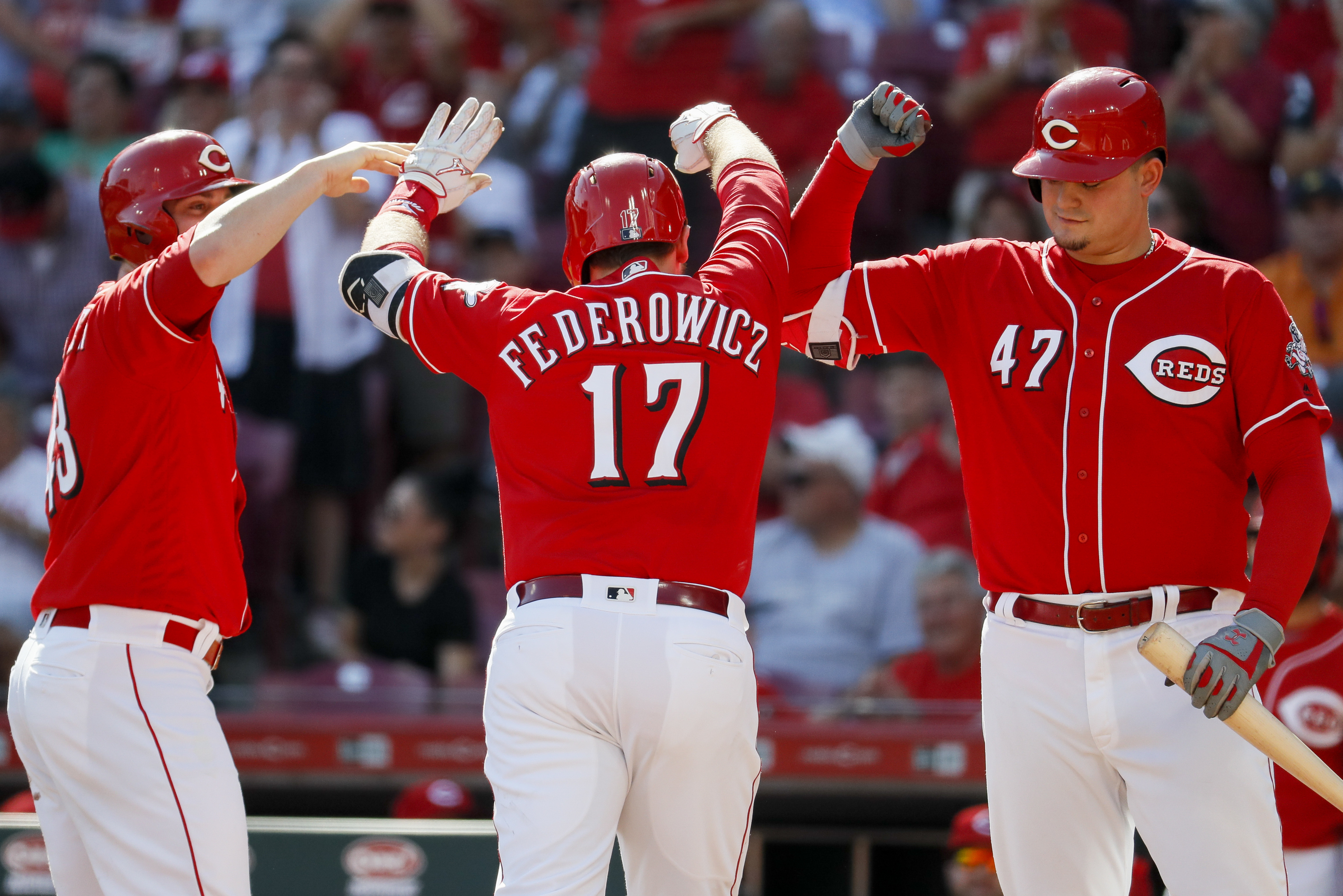 Stephens' wild pitch in 10th sends Pirates over Reds 6-5