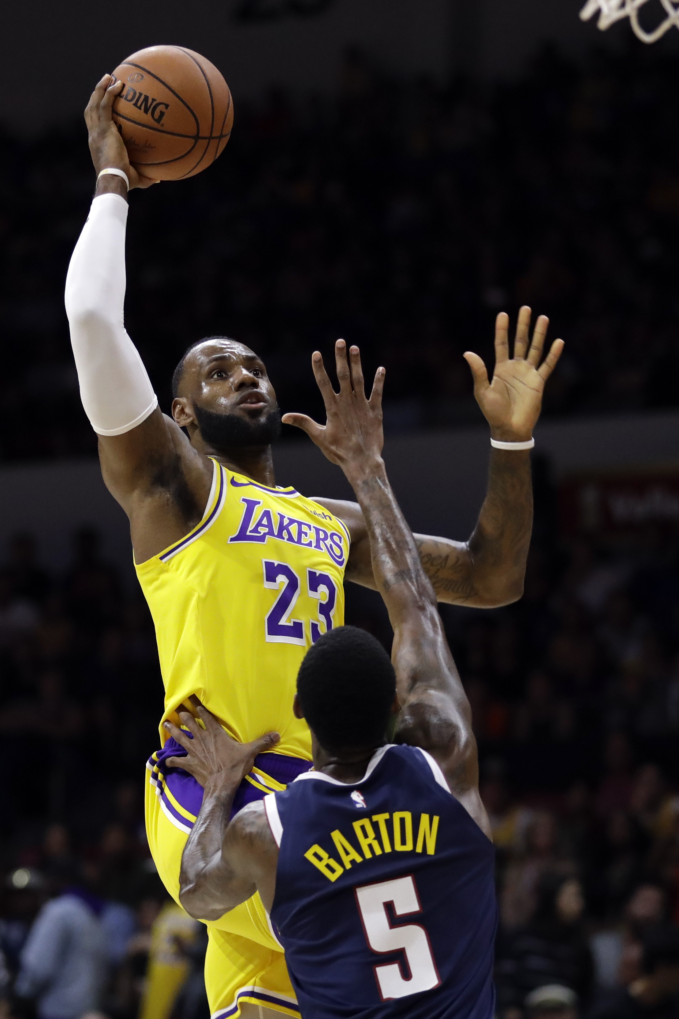 James captivates crowd in his Los Angeles Lakers debut