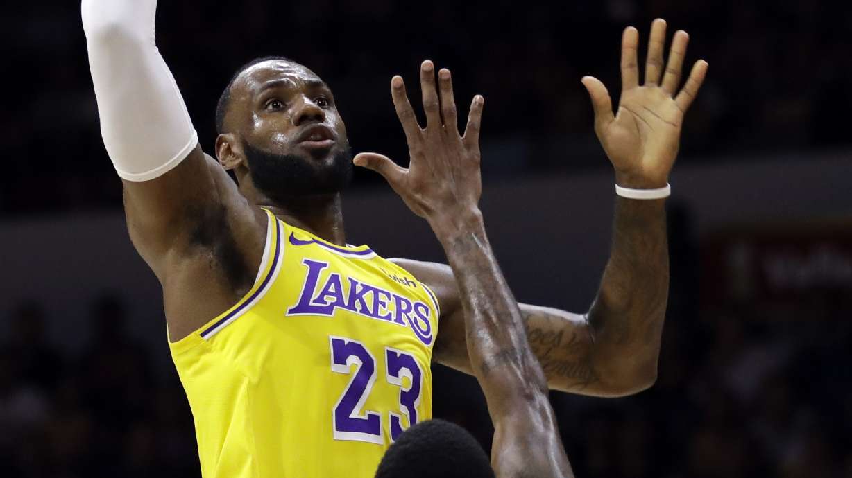 James captivates crowd in his Los Angeles Lakers debut
