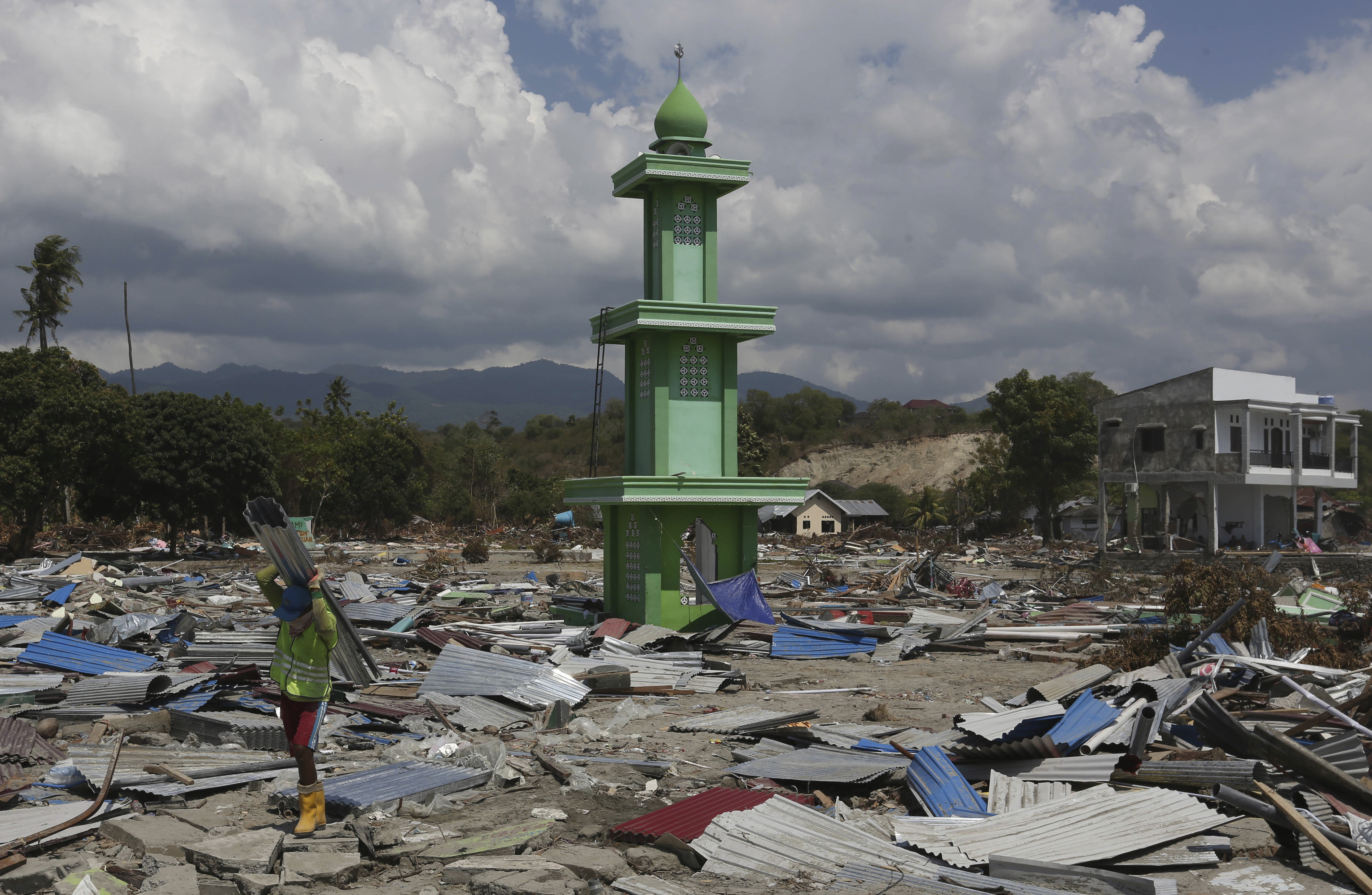 Slow arrival of aid frustrates Indonesia quake survivors