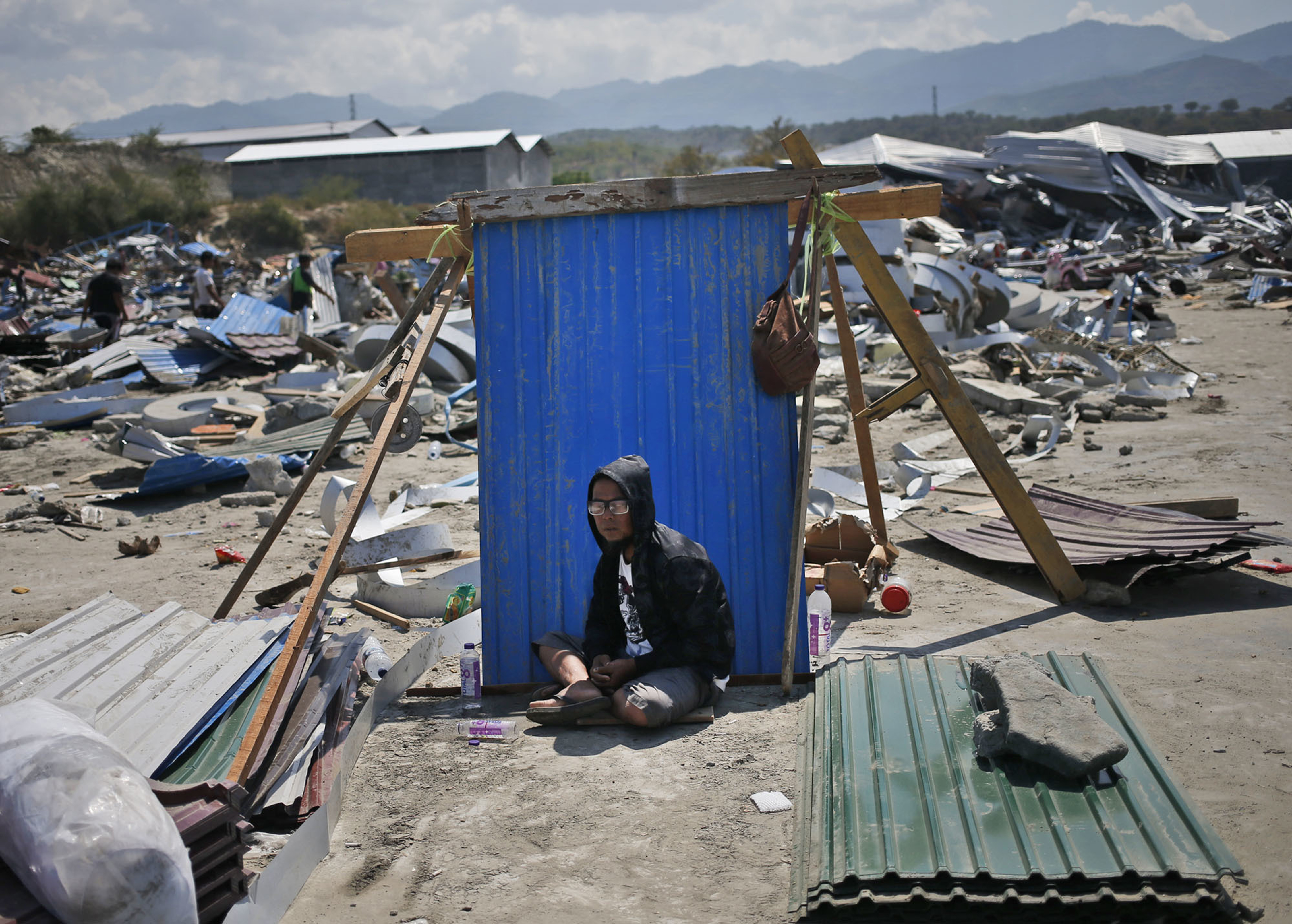 Indonesia disaster survivors search debris for food, drinks