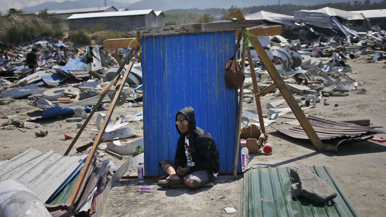 Indonesia disaster survivors search debris for food, drinks