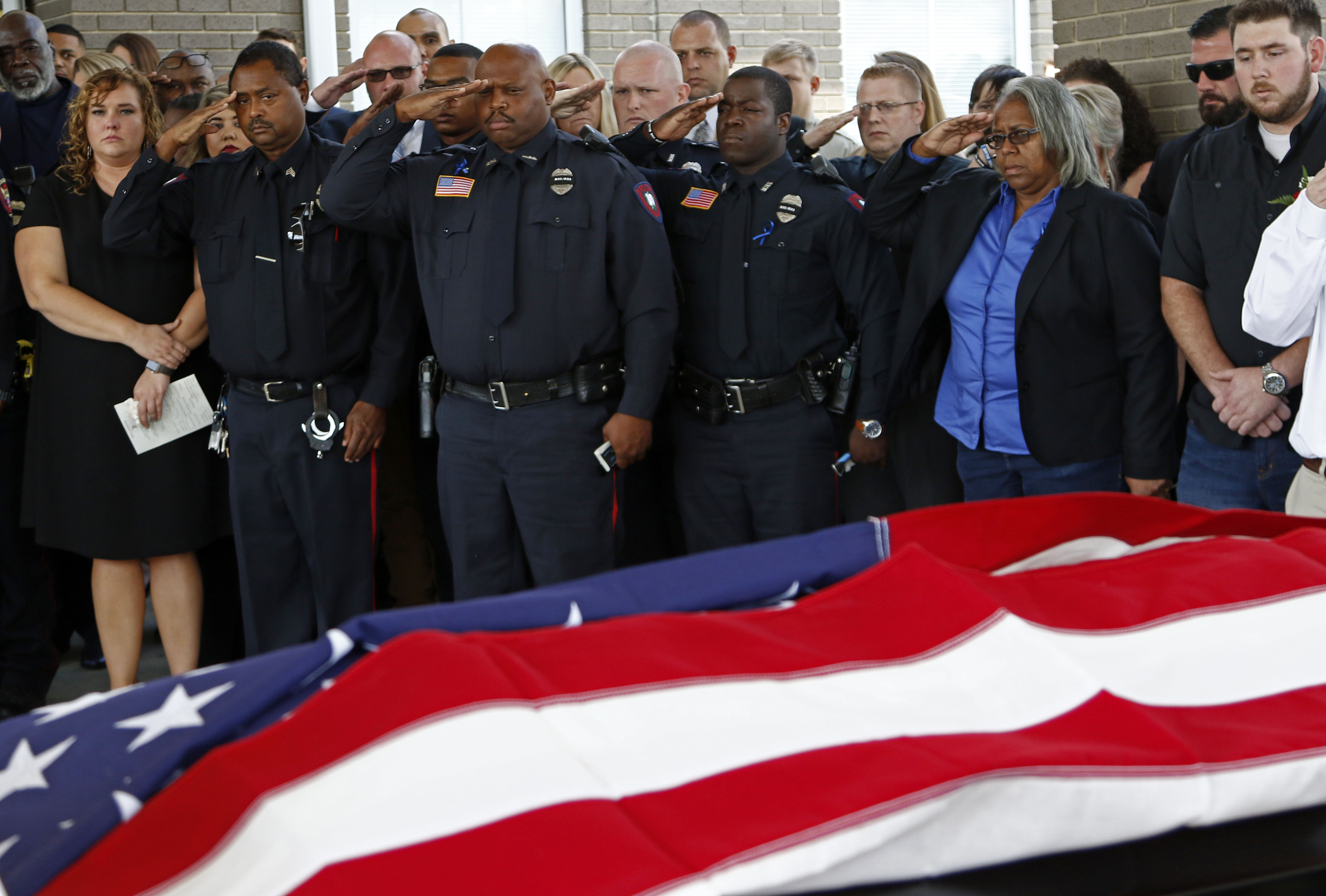Governor gives medal as Mississippi city mourns dead officer