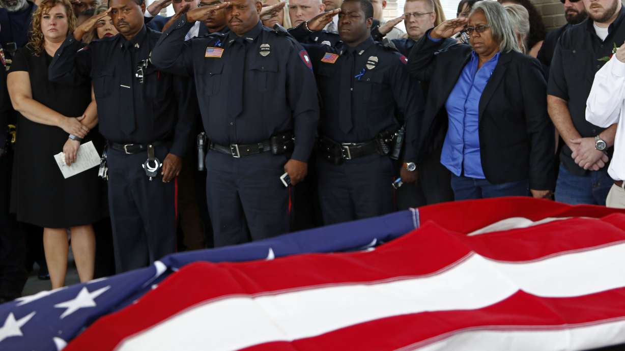 Governor gives medal as Mississippi city mourns dead officer