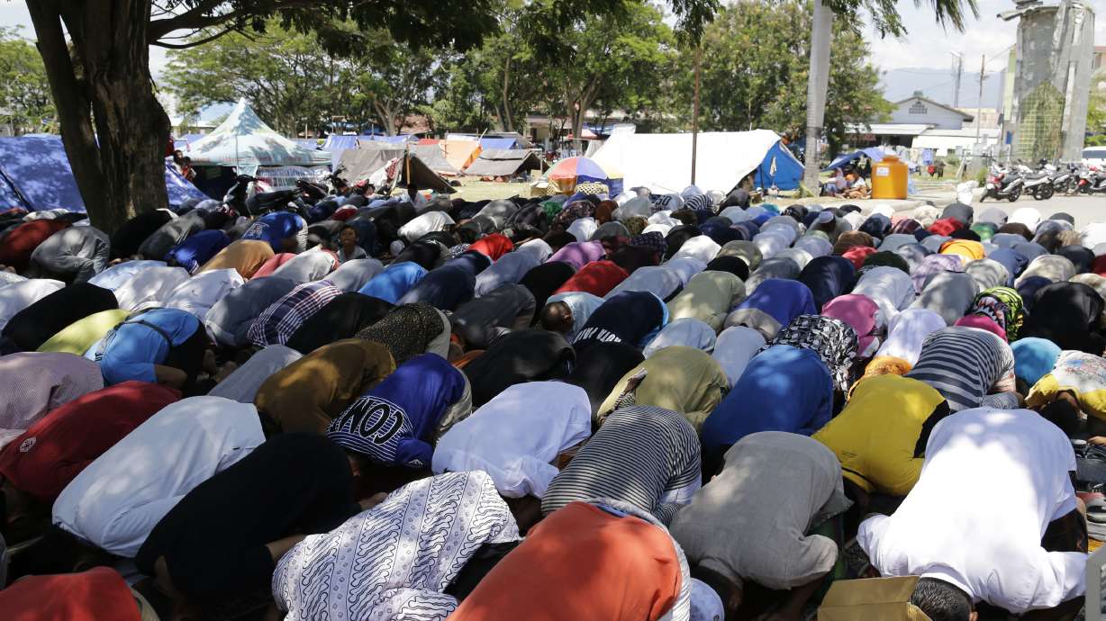 The Latest: Volunteers bury more bodies from Indonesia quake