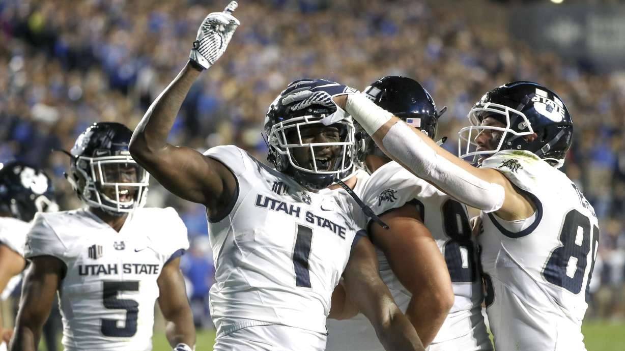 Utah State shows its balanced attack in win at Hawaii