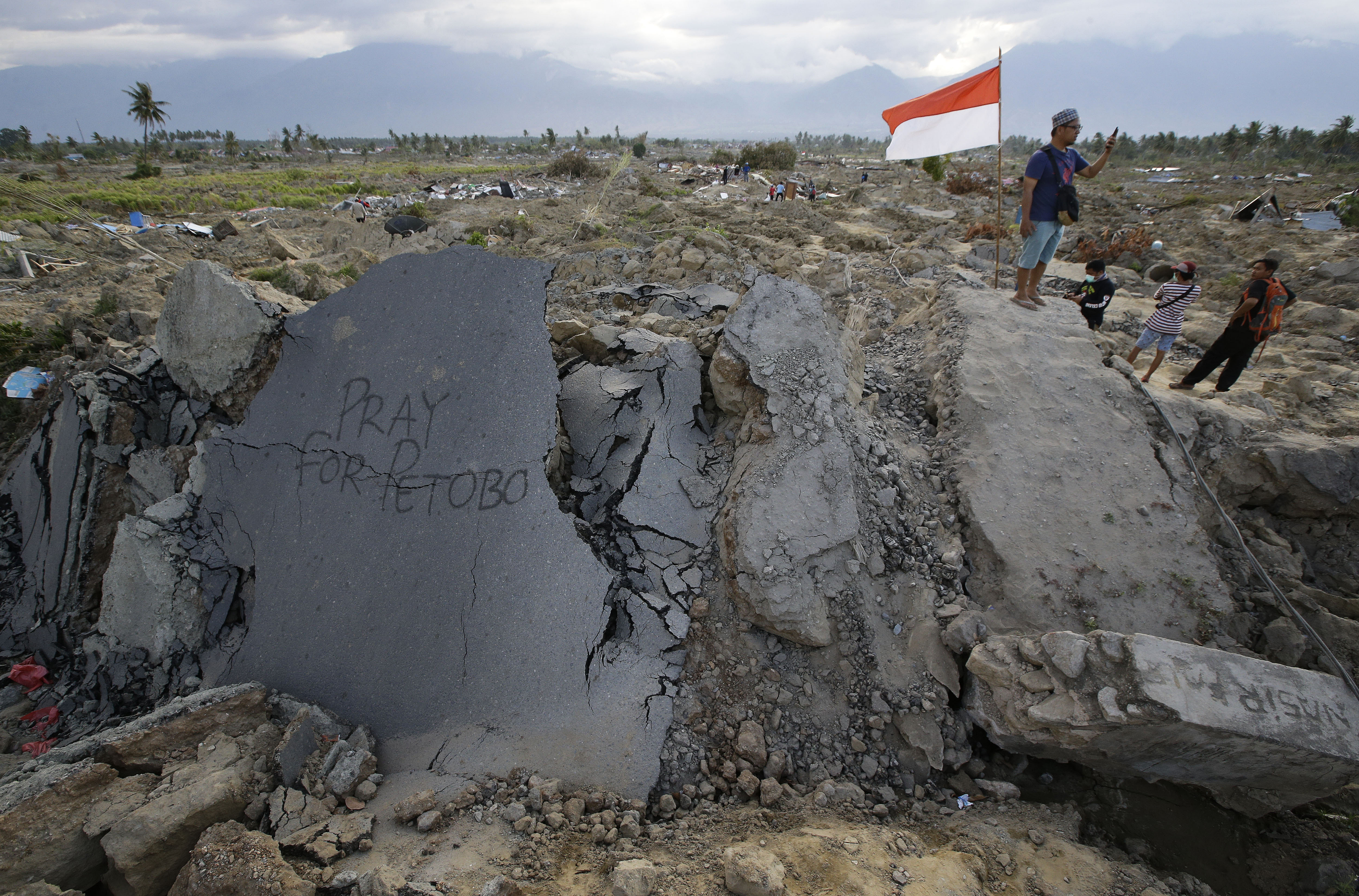 Indonesian officials fear 5,000 missing as Christians pray