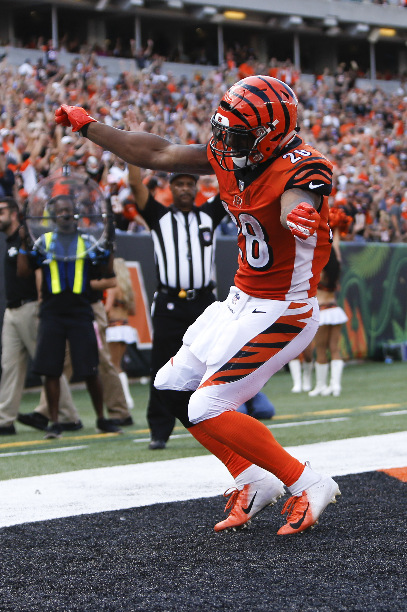Bengals score 27 straight points for 27-17 win over Dolphins