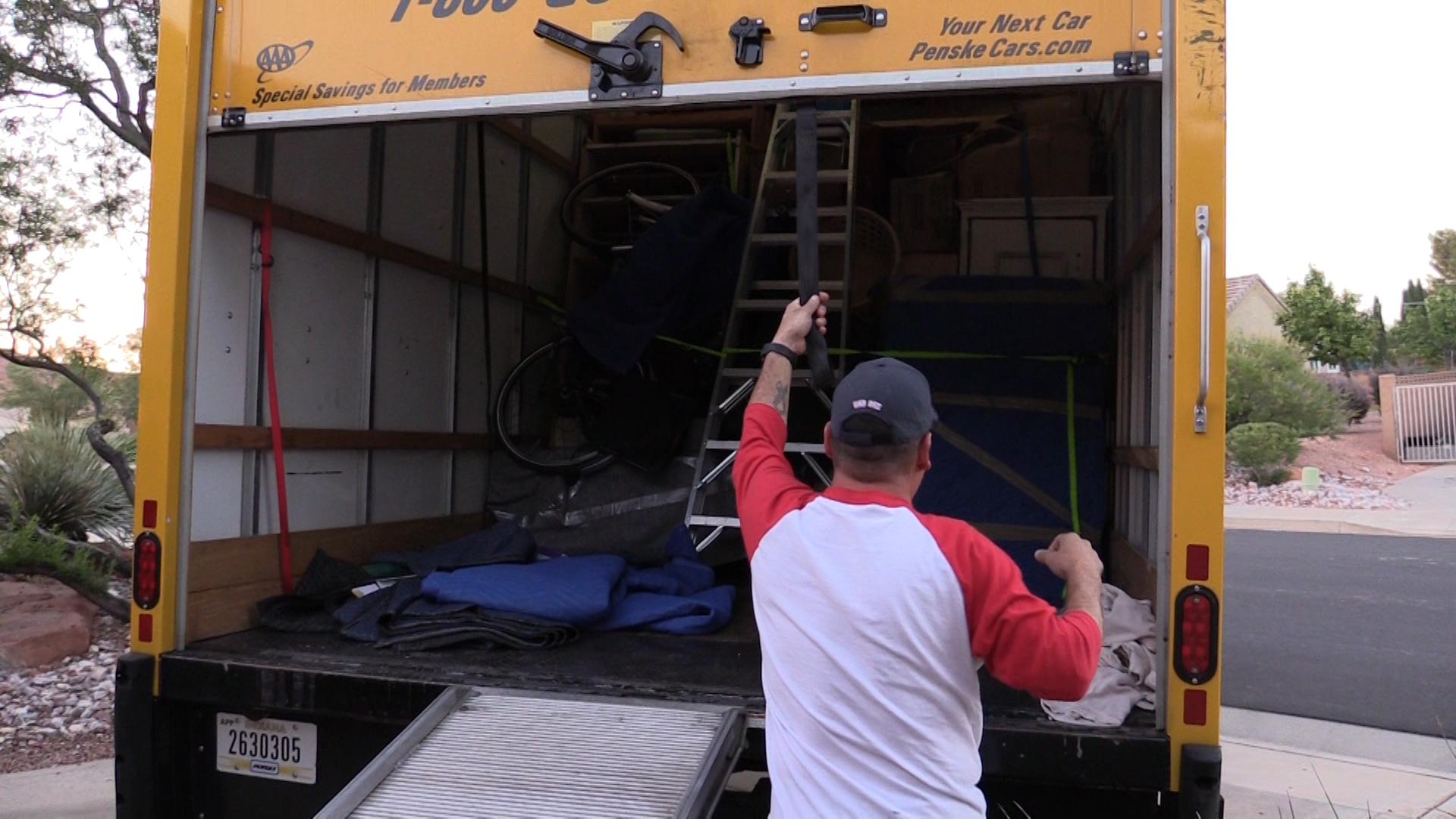Movers unload a truck six weeks after Sharon Harvie expected her belongings to arrive at her new home in St. George. (Photo: KSL TV)
