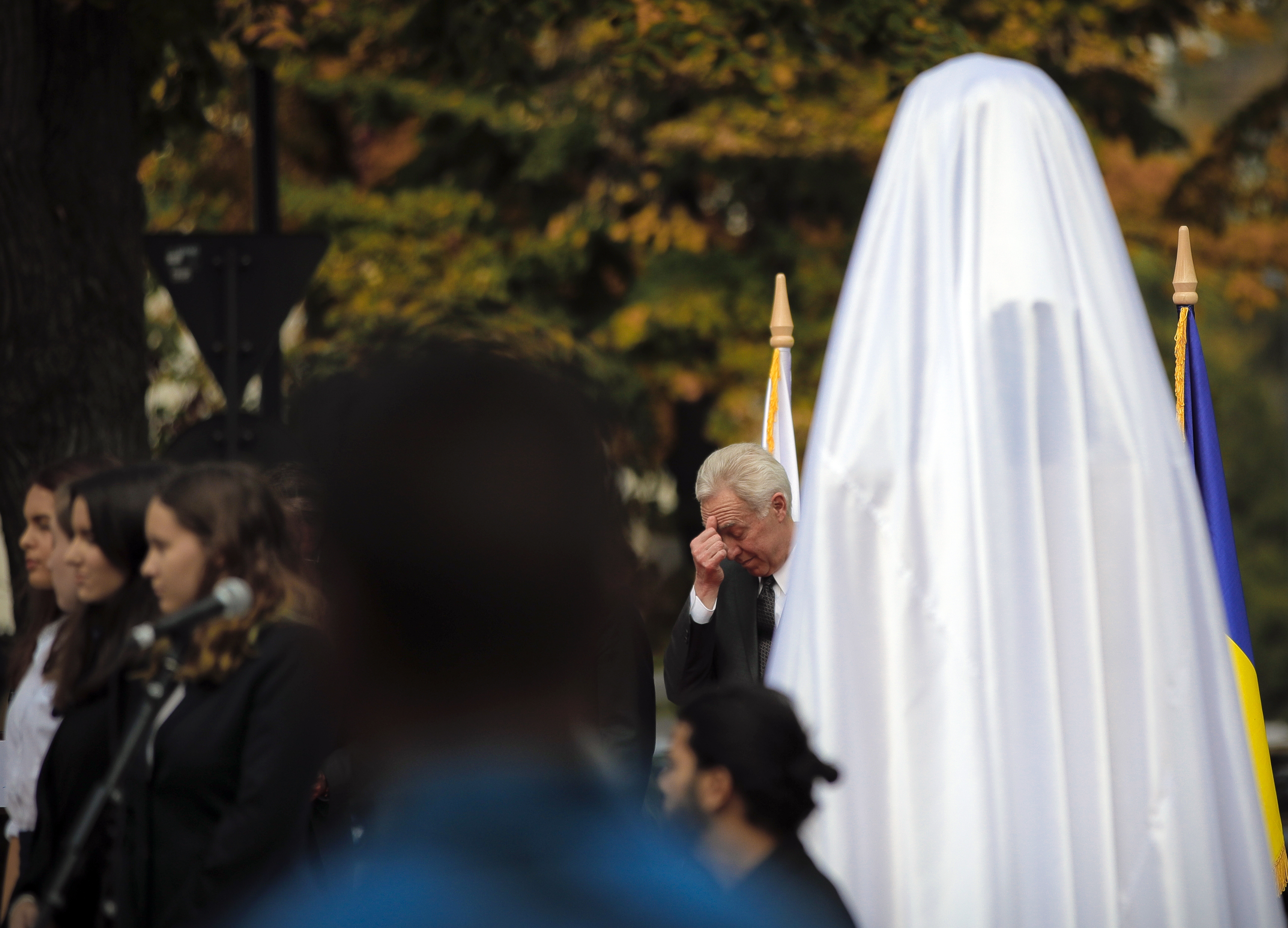 Elie Wiesel bust unveiled in Romania to mark Holocaust day