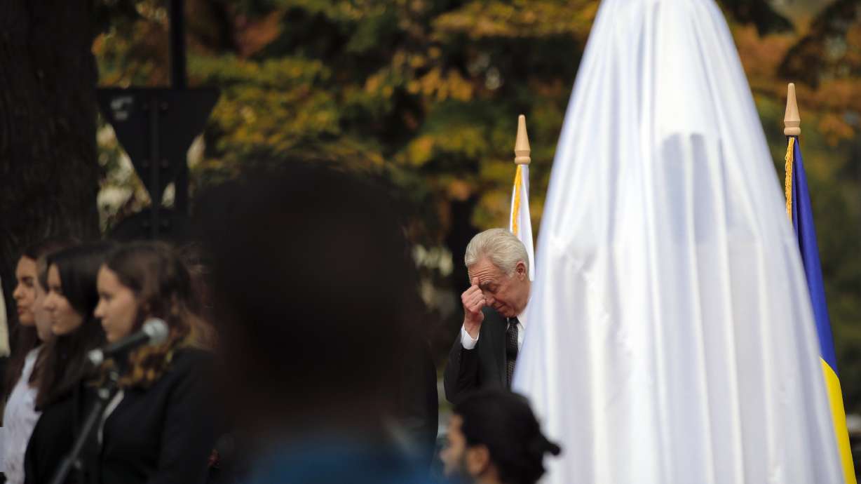 Elie Wiesel bust unveiled in Romania to mark Holocaust day