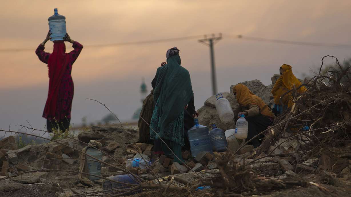 Pakistan's currency plunges as it seeks IMF loan