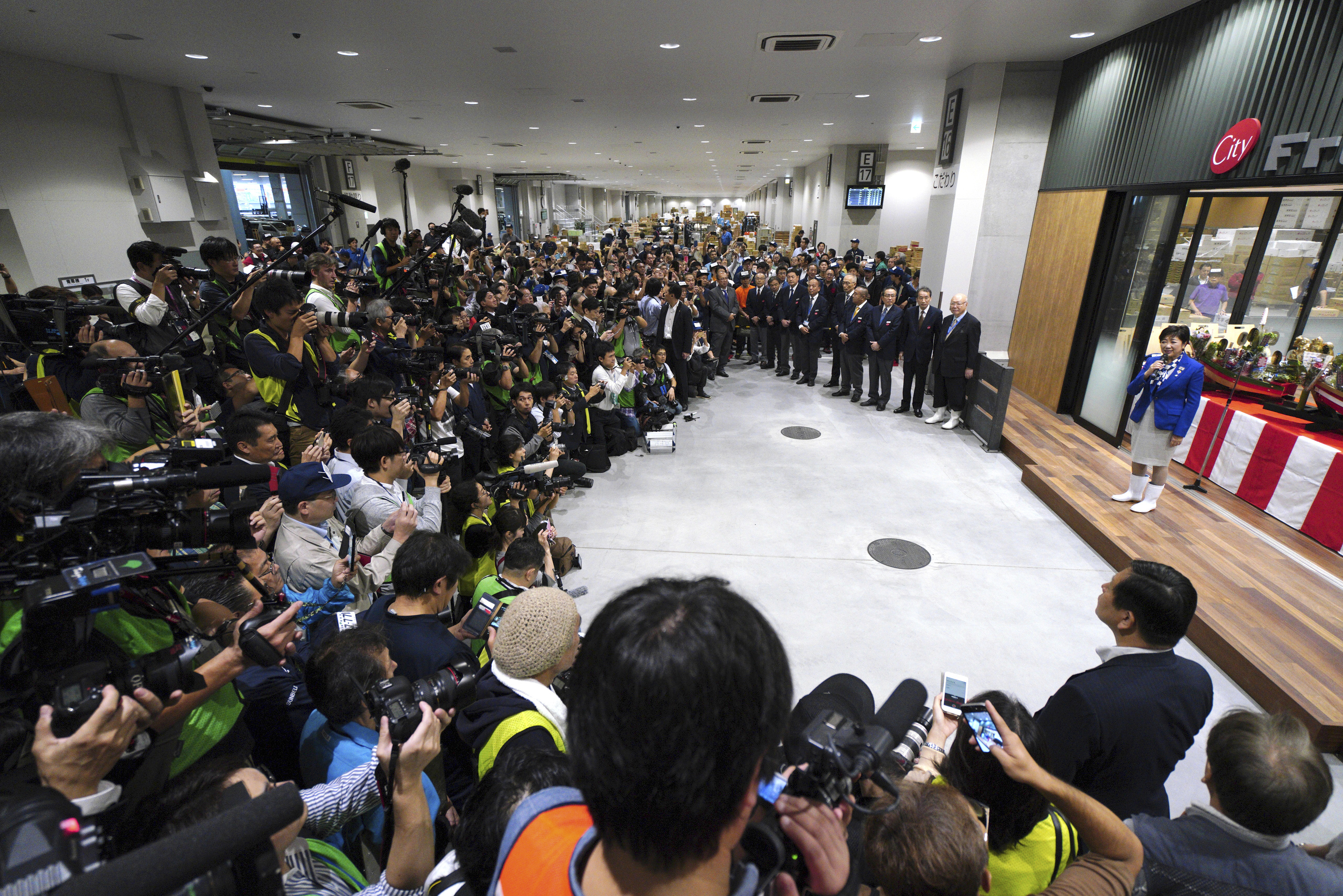 New Tokyo fish market starts traditionally with tuna auction