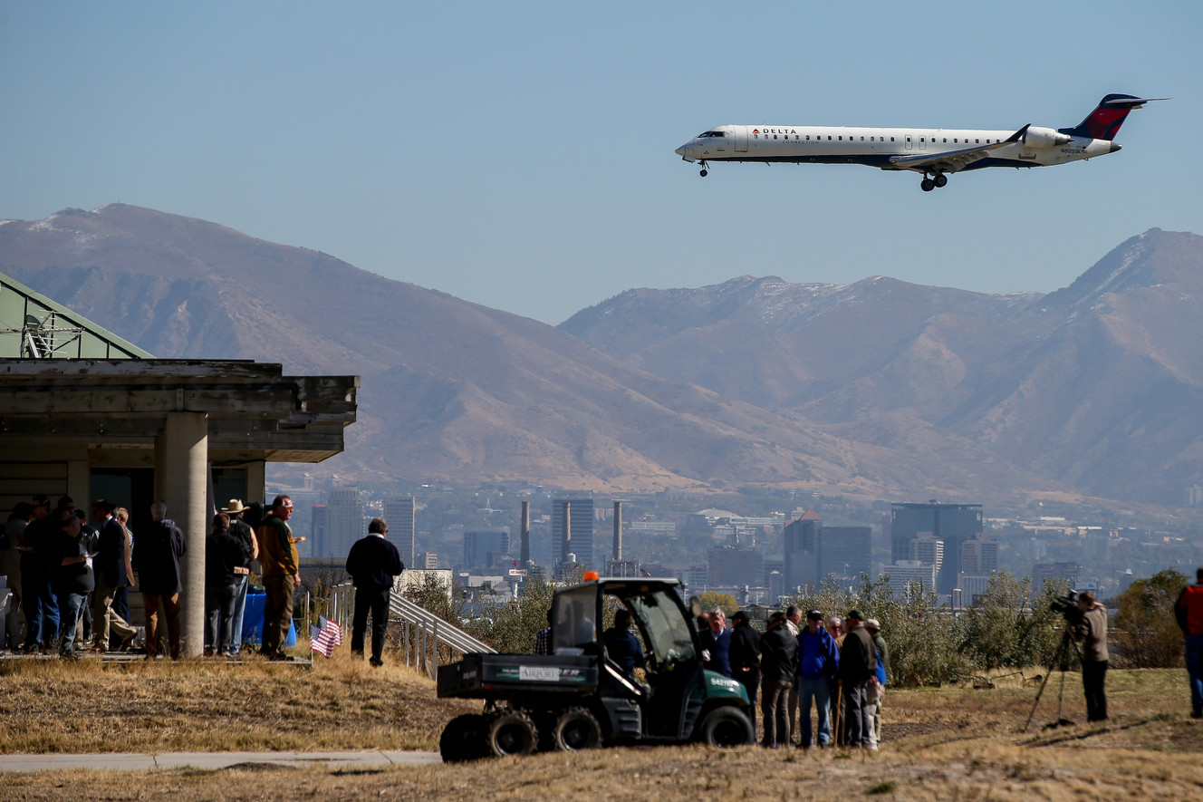 A Delta Airlines jet approaches Salt Lake International Airport over the Wingpointe Golf Course in Salt Lake City on Tuesday, Oct. 16, 2018. Photo: Spenser Heaps, KSL