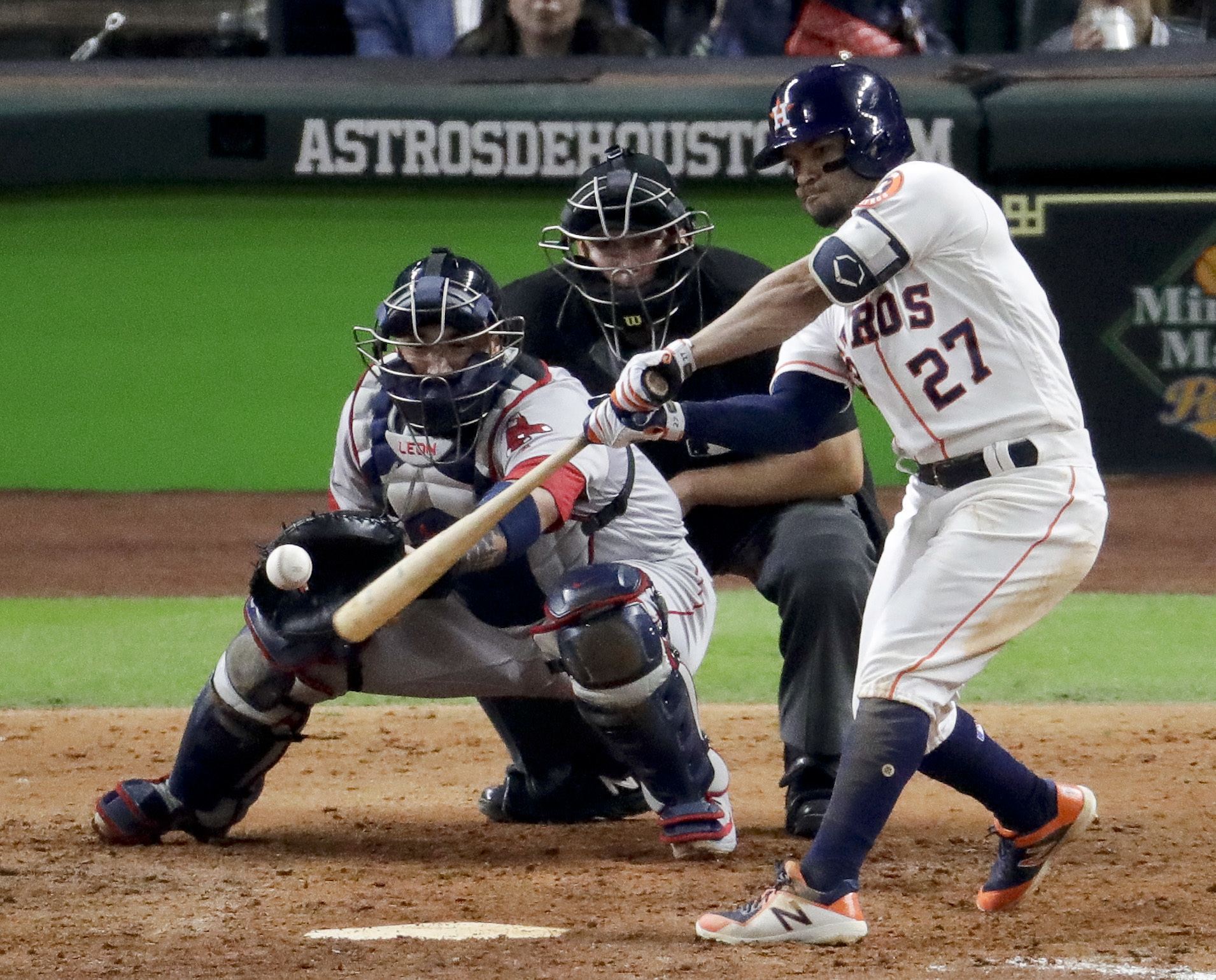 Astros second baseman Jose Altuve has right knee surgery