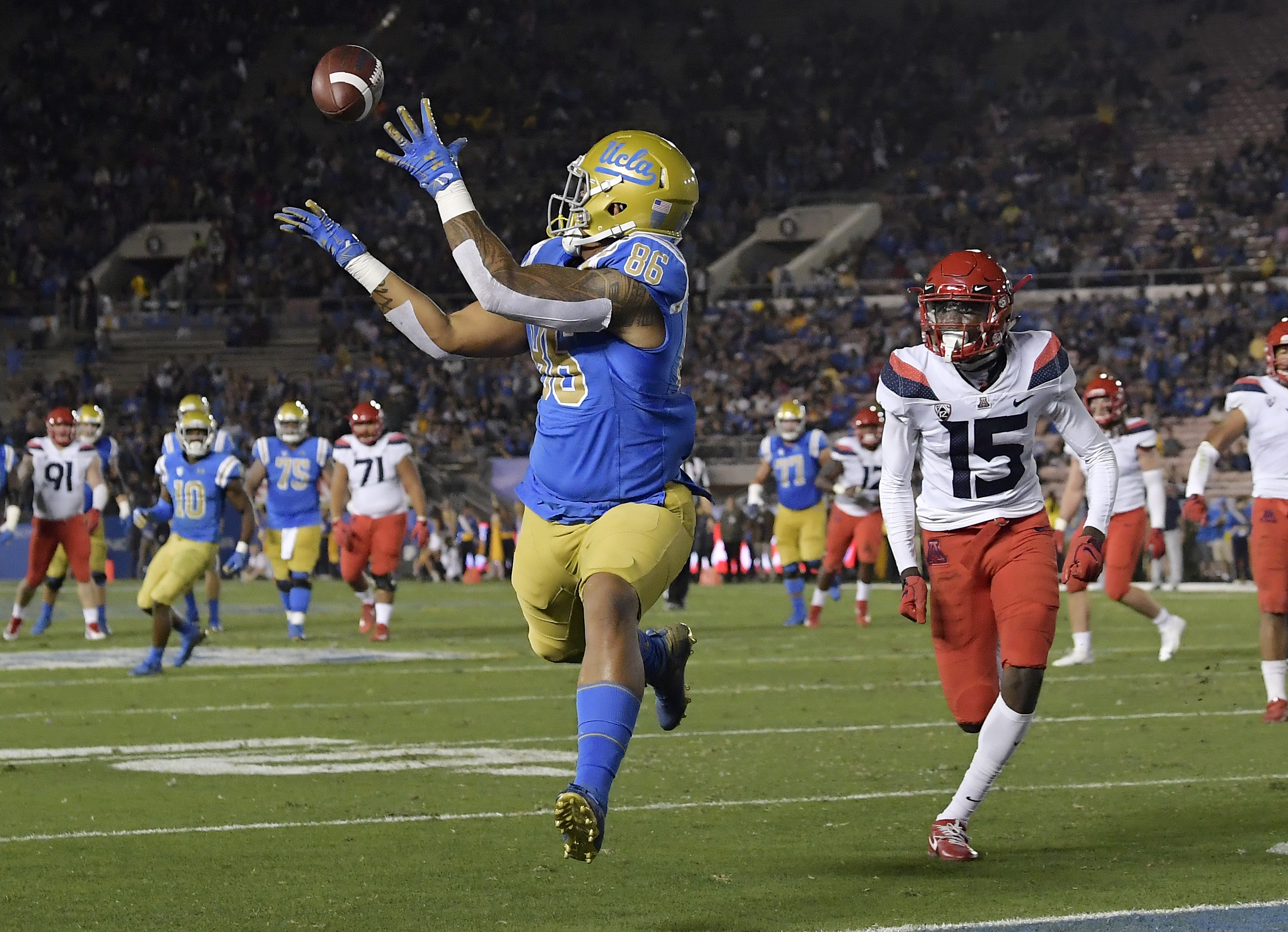 Speight throws 2 touchdown passes to lead UCLA over Arizona