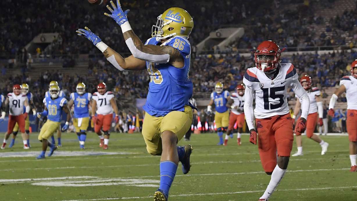 Speight throws 2 touchdown passes to lead UCLA over Arizona