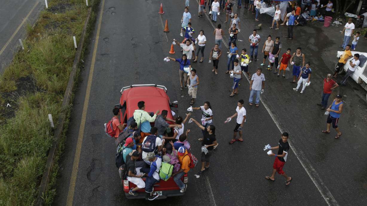 Migrants pause to honor dead man, rest, still far from US