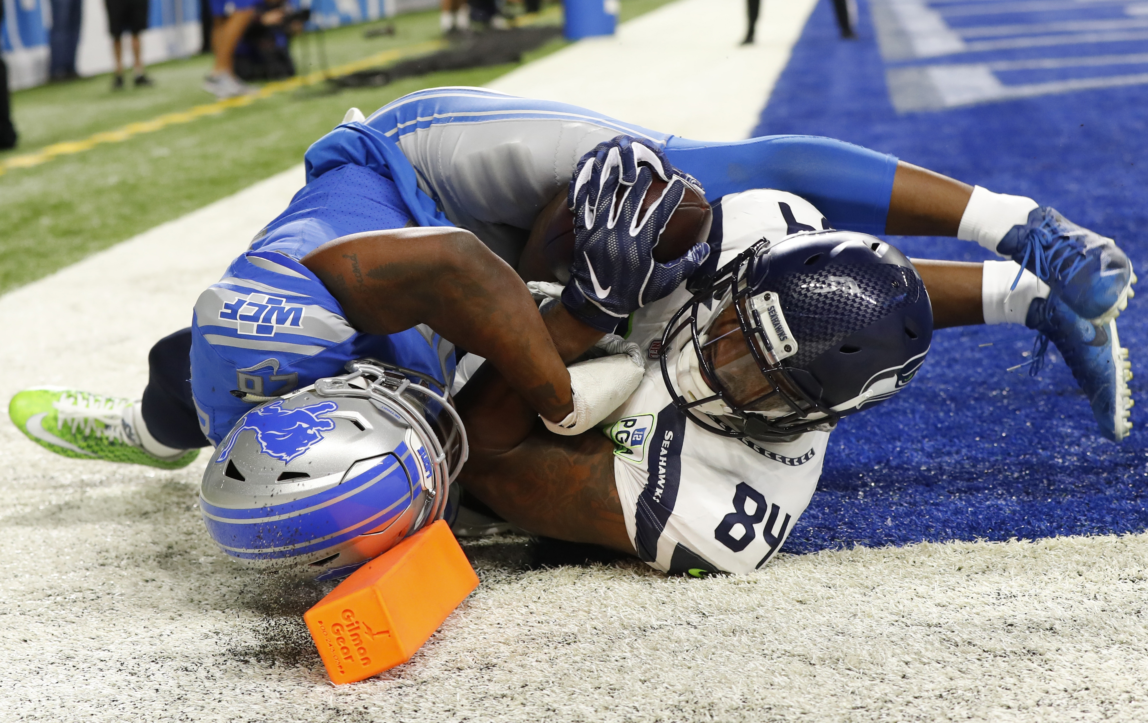Wilson throws 3 TDs in 2nd quarter, Seahawks top Lions 28-14