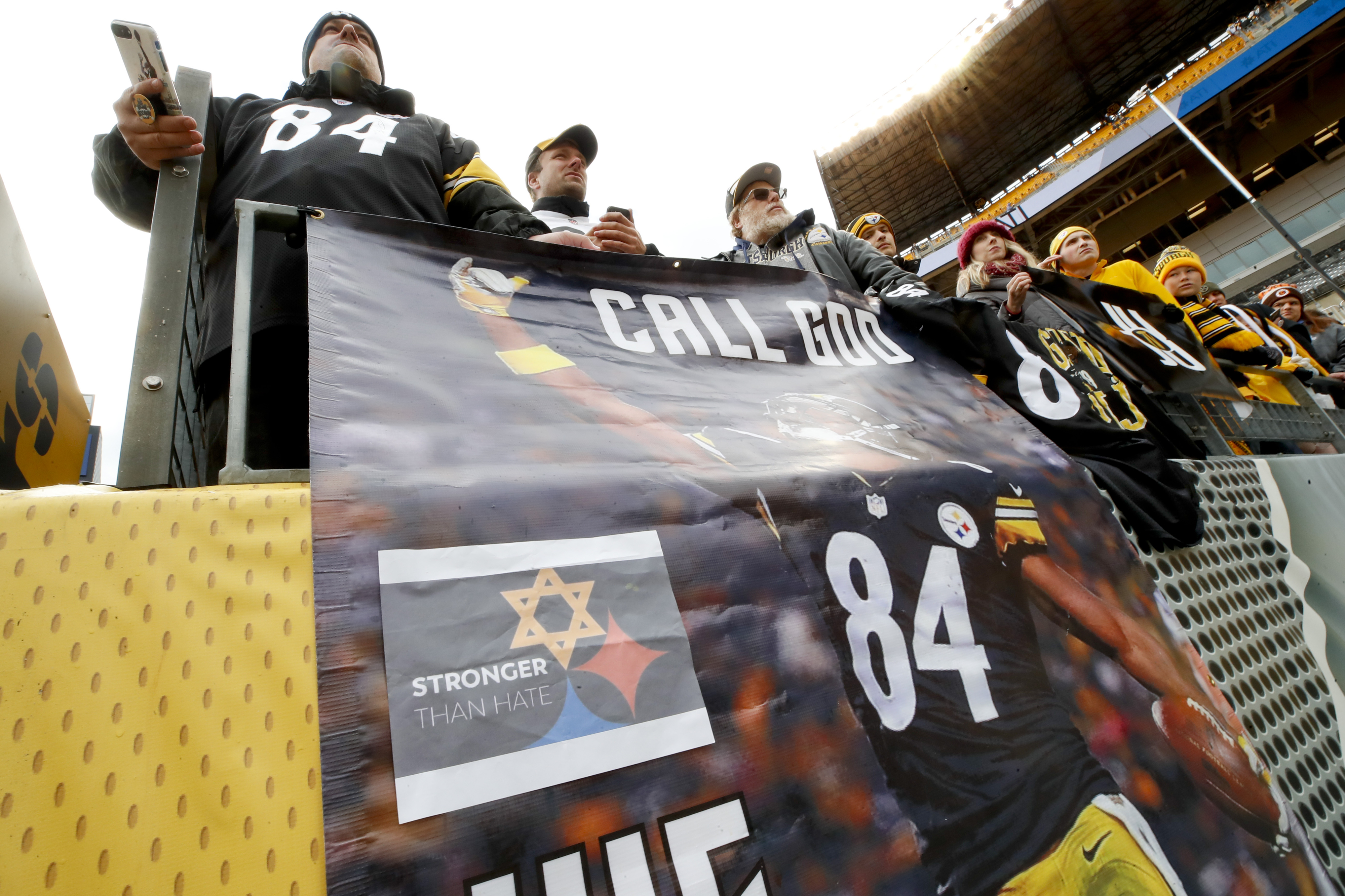 Steelers bring comfort to city following synagogue tragedy