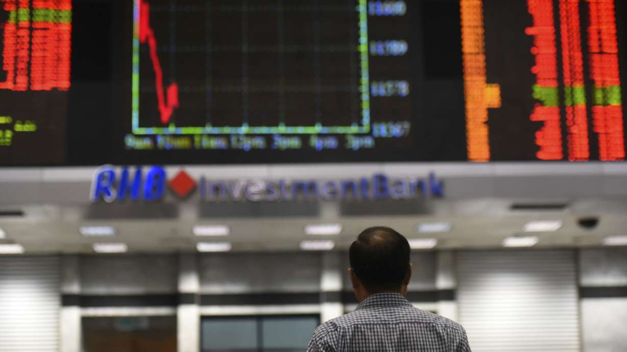 Asian stocks mixed after Wall Street tumble