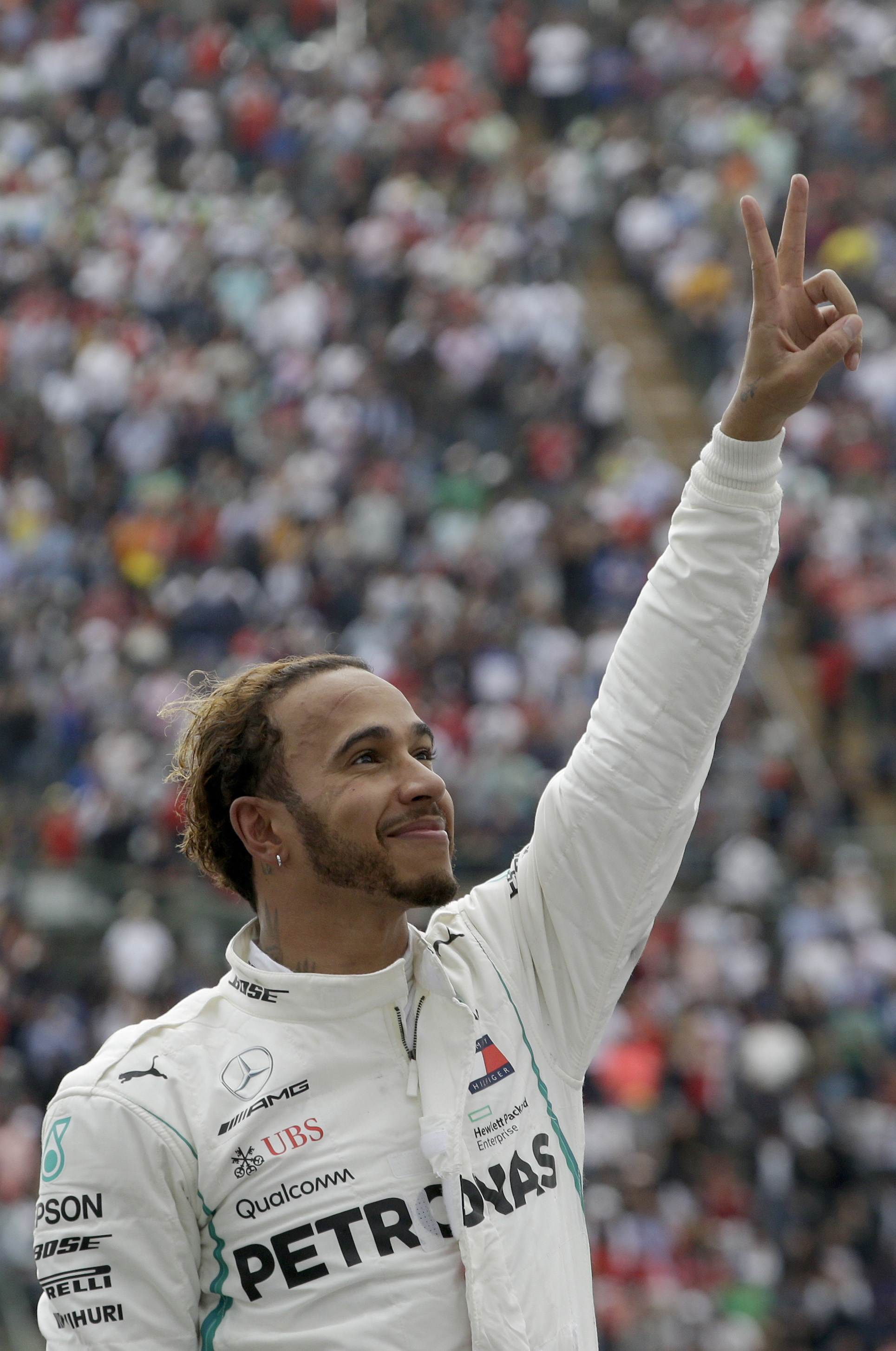 Hamilton beats Vettel to F1 title again