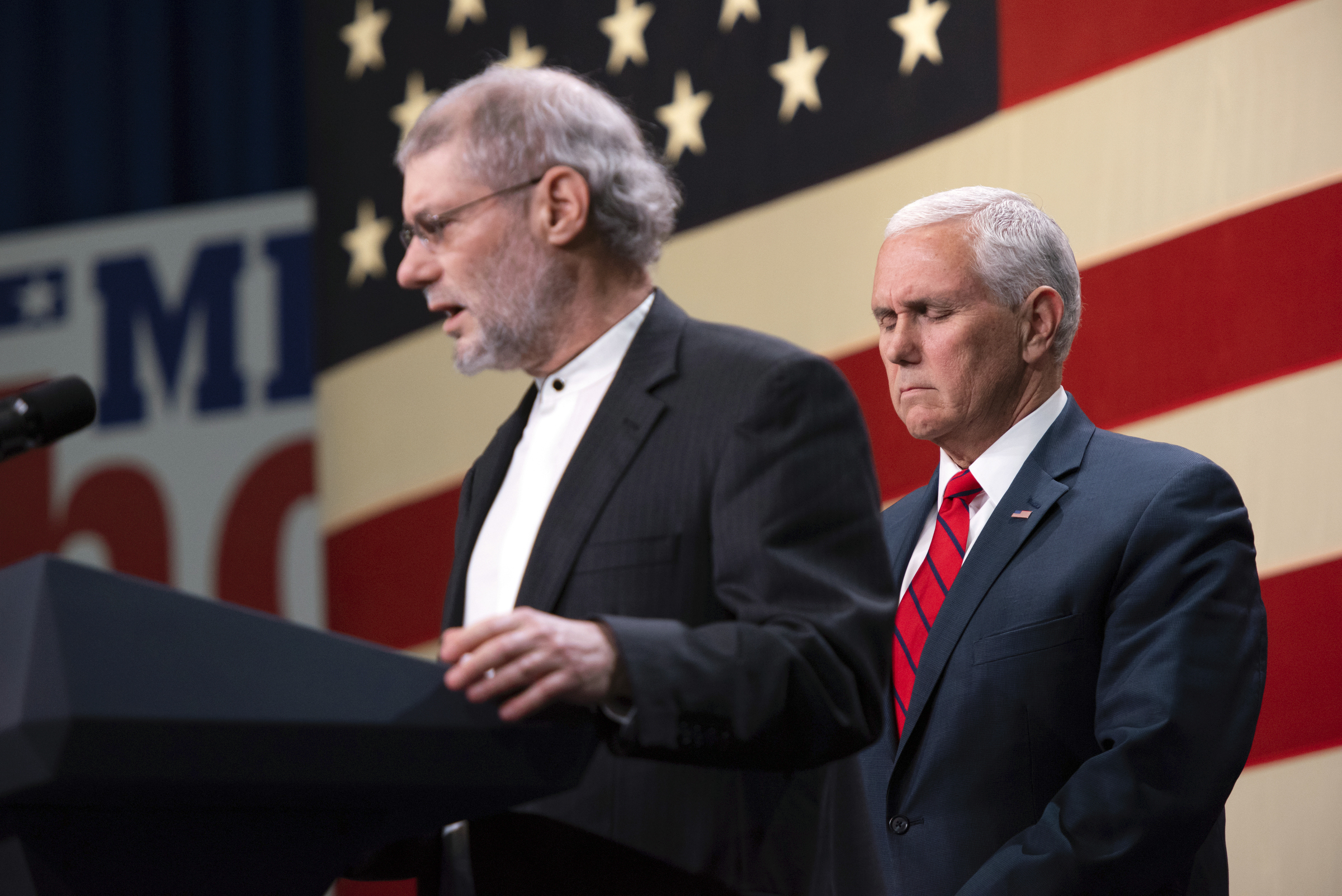 Rabbi cites Jesus in prayer for synagogue victims with Pence