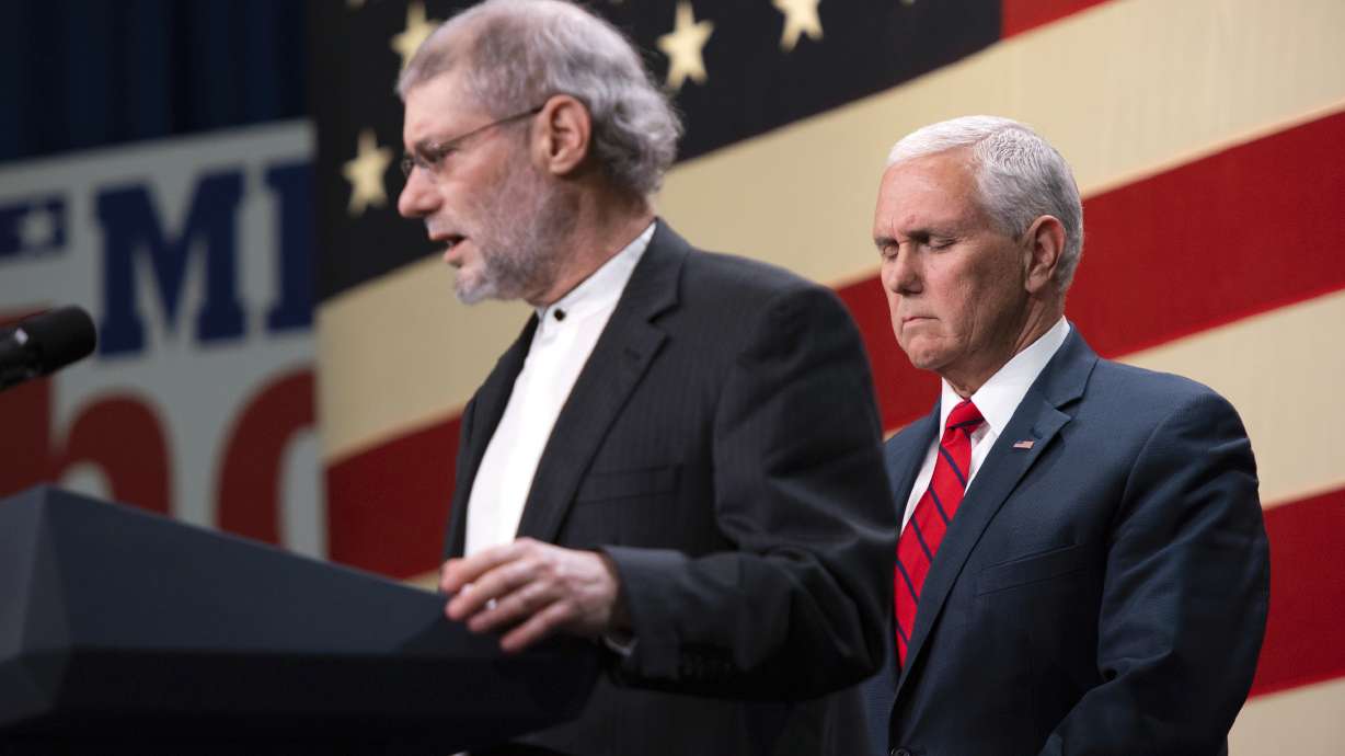 Rabbi cites Jesus in prayer for synagogue victims with Pence