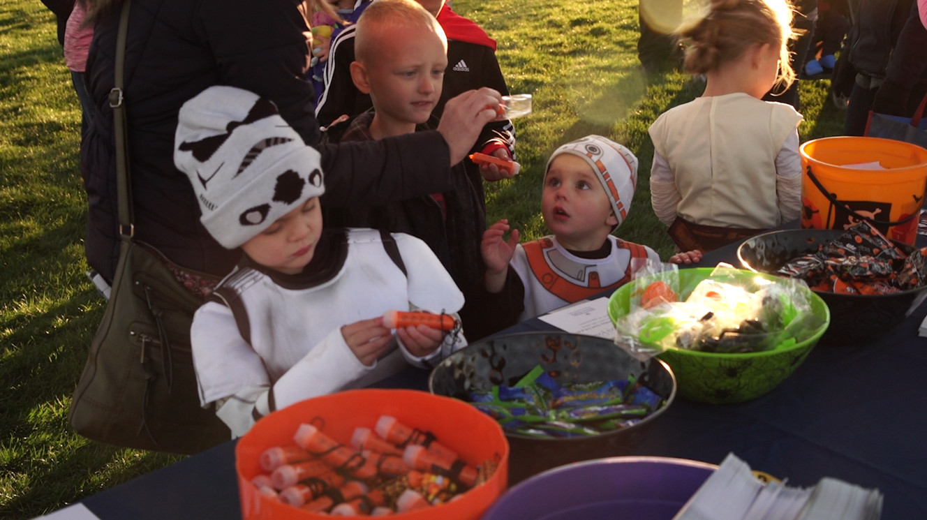 Burkley and Bentley Zabriskie grab for a piece of candy dressed in their "Star Wars" costumes. (Photo: KSL TV)