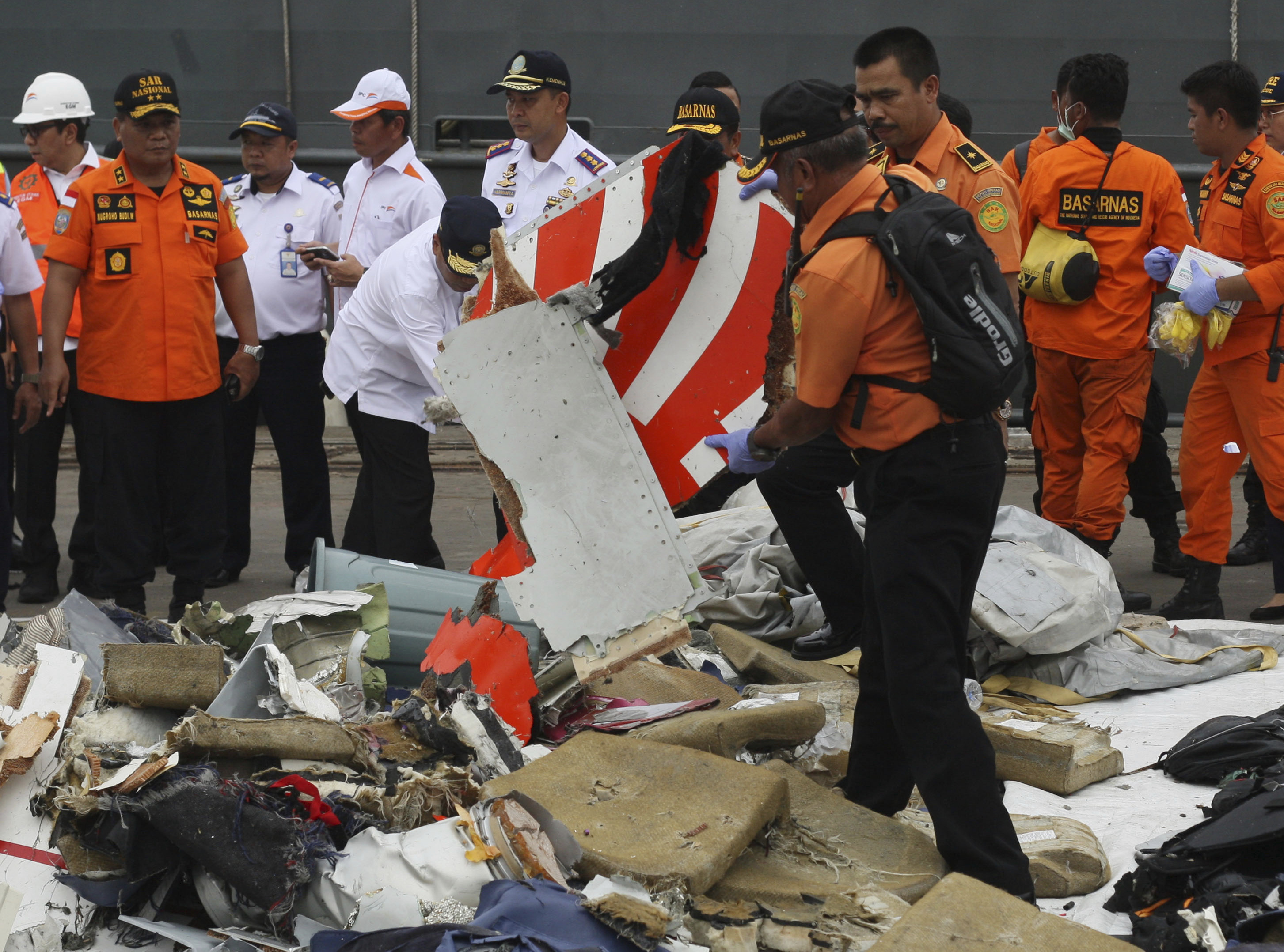 Lion Air crash search finds debris, belongings on seafloor