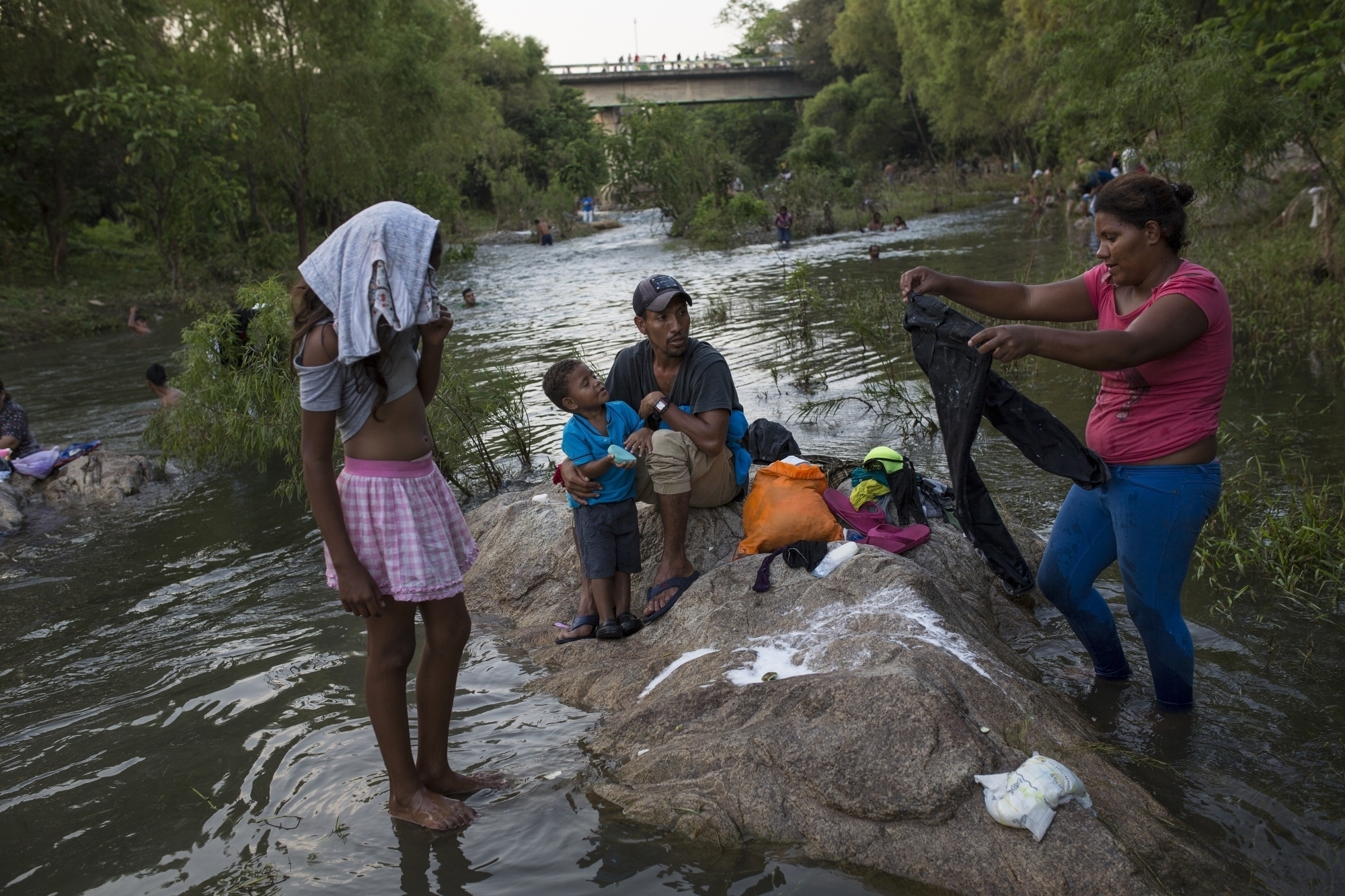 Heat, exhaustion, illness: 1 day with the migrant caravan