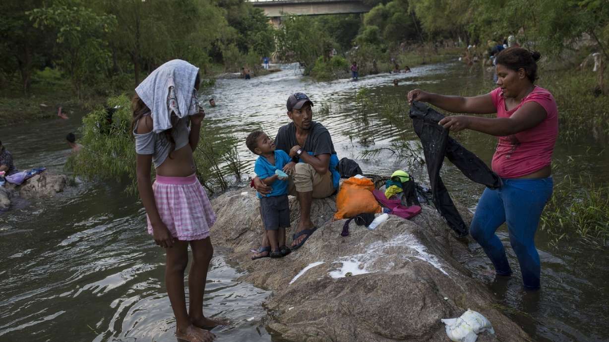 Heat, exhaustion, illness: 1 day with the migrant caravan