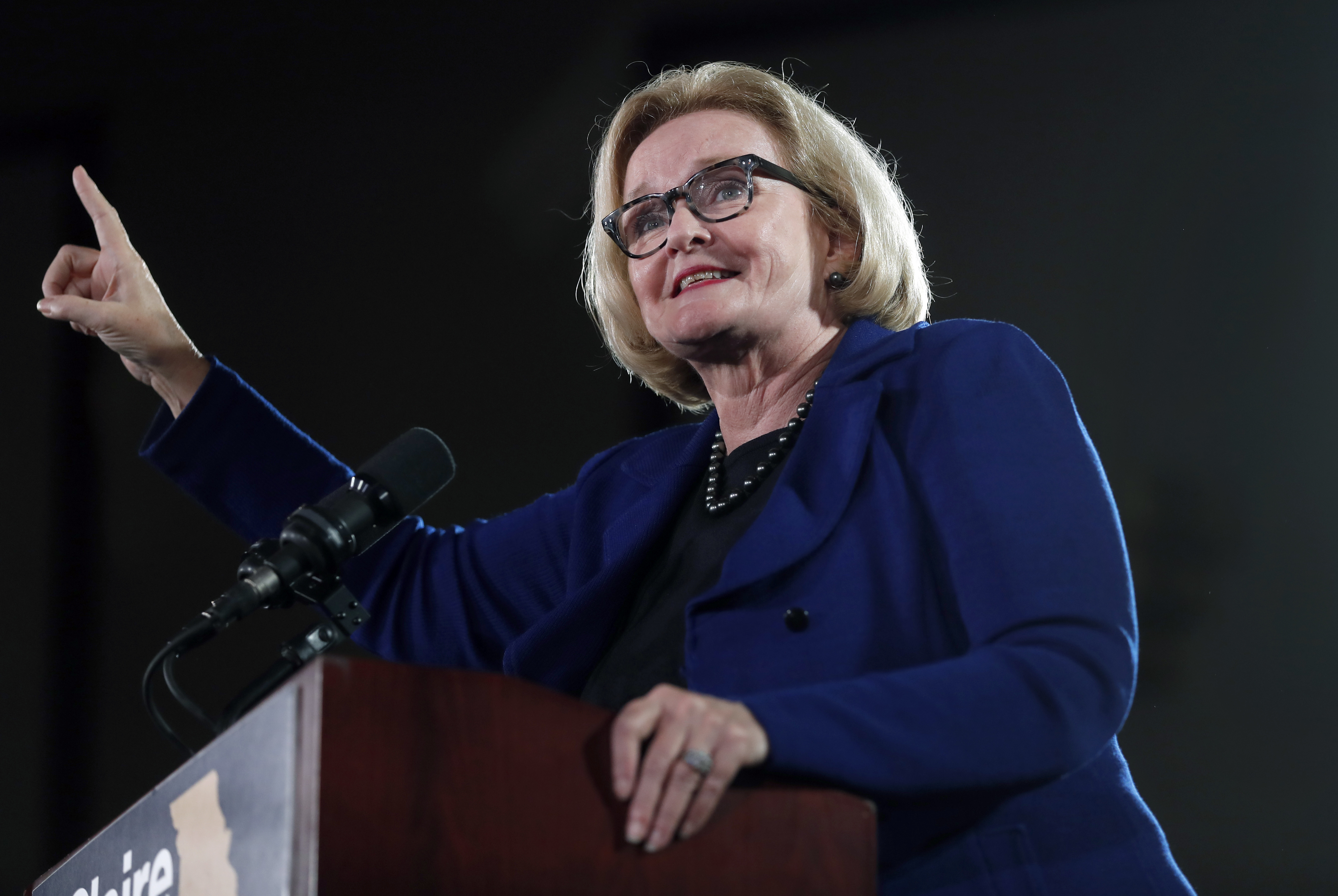 Democrat McCaskill reaches right in GOP-leaning Missouri