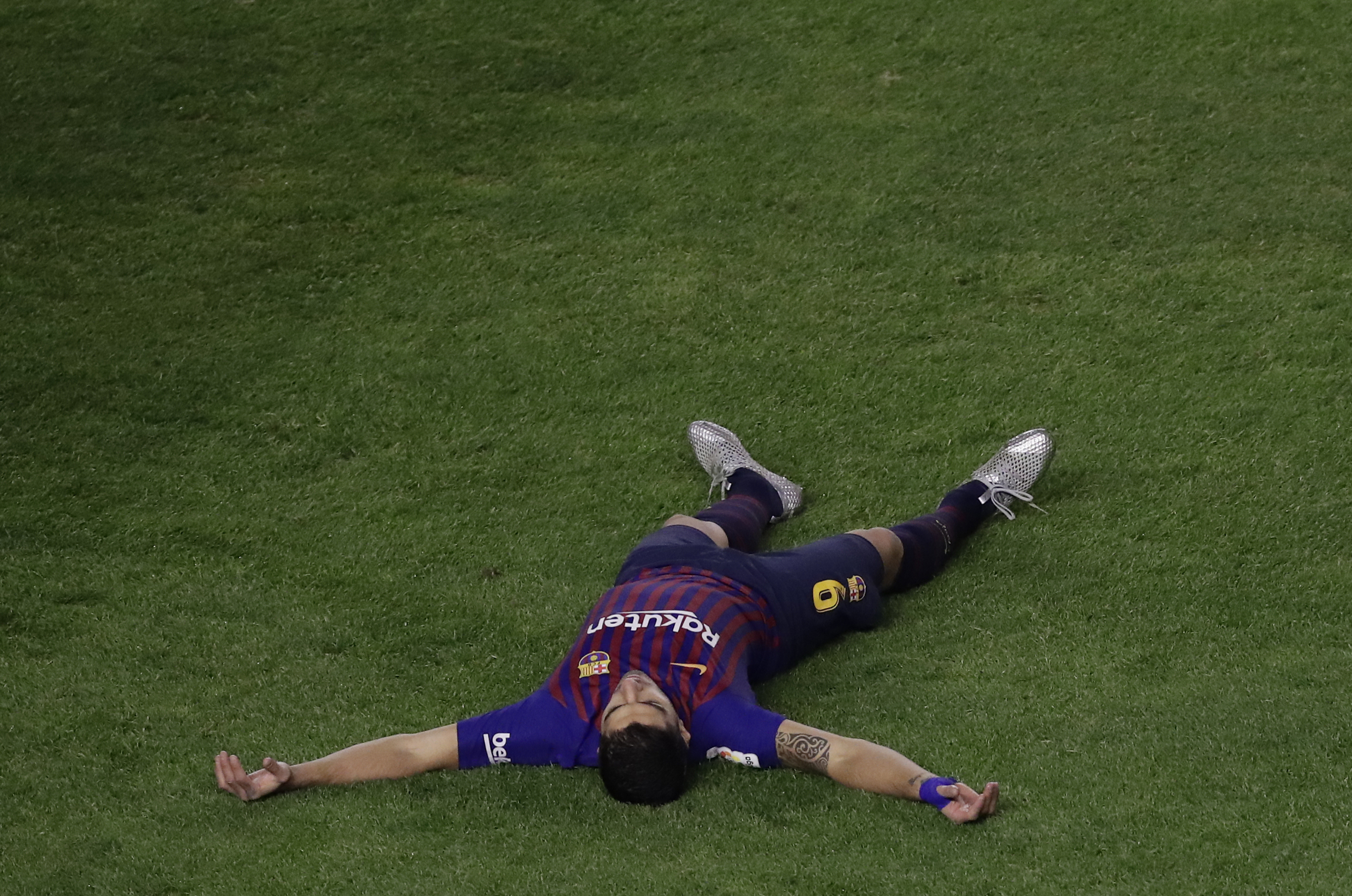 Suarez scores 2 as Barca rallies late to beat Rayo 3-2