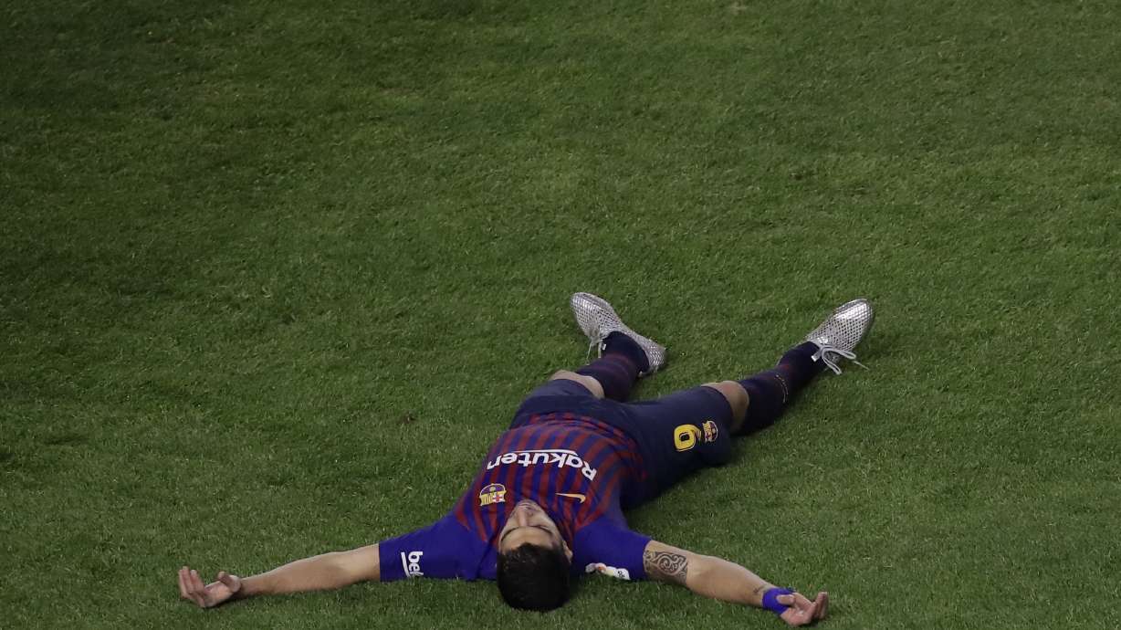 Suarez scores 2 as Barca rallies late to beat Rayo 3-2