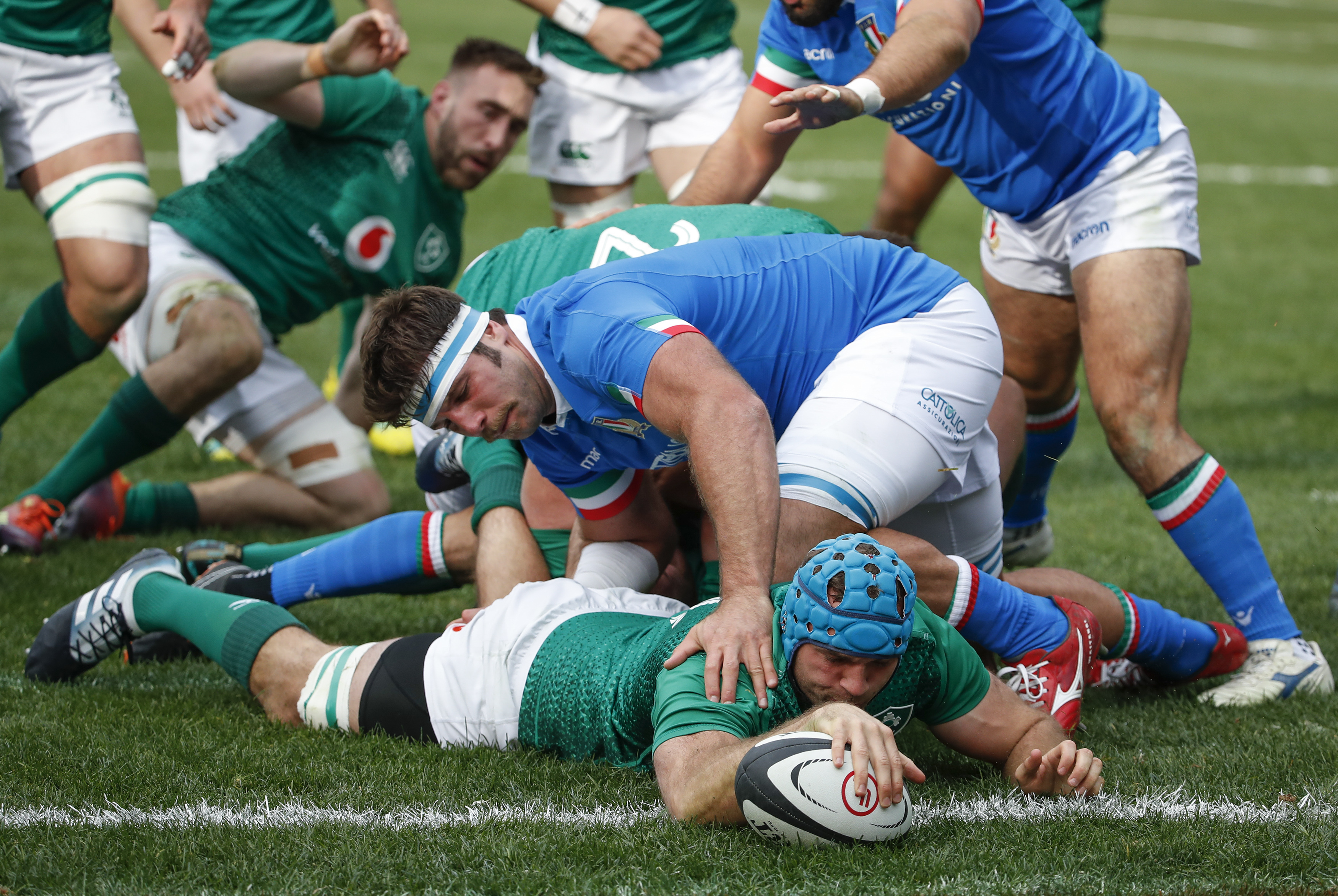Larmour hat trick as Ireland whip Italy 54-7 in Chicago