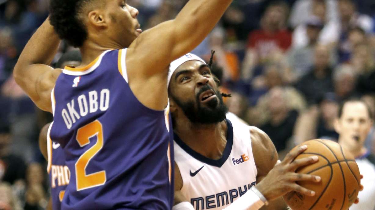 Booker hits last-second basket, Suns beat Grizzlies 102-100