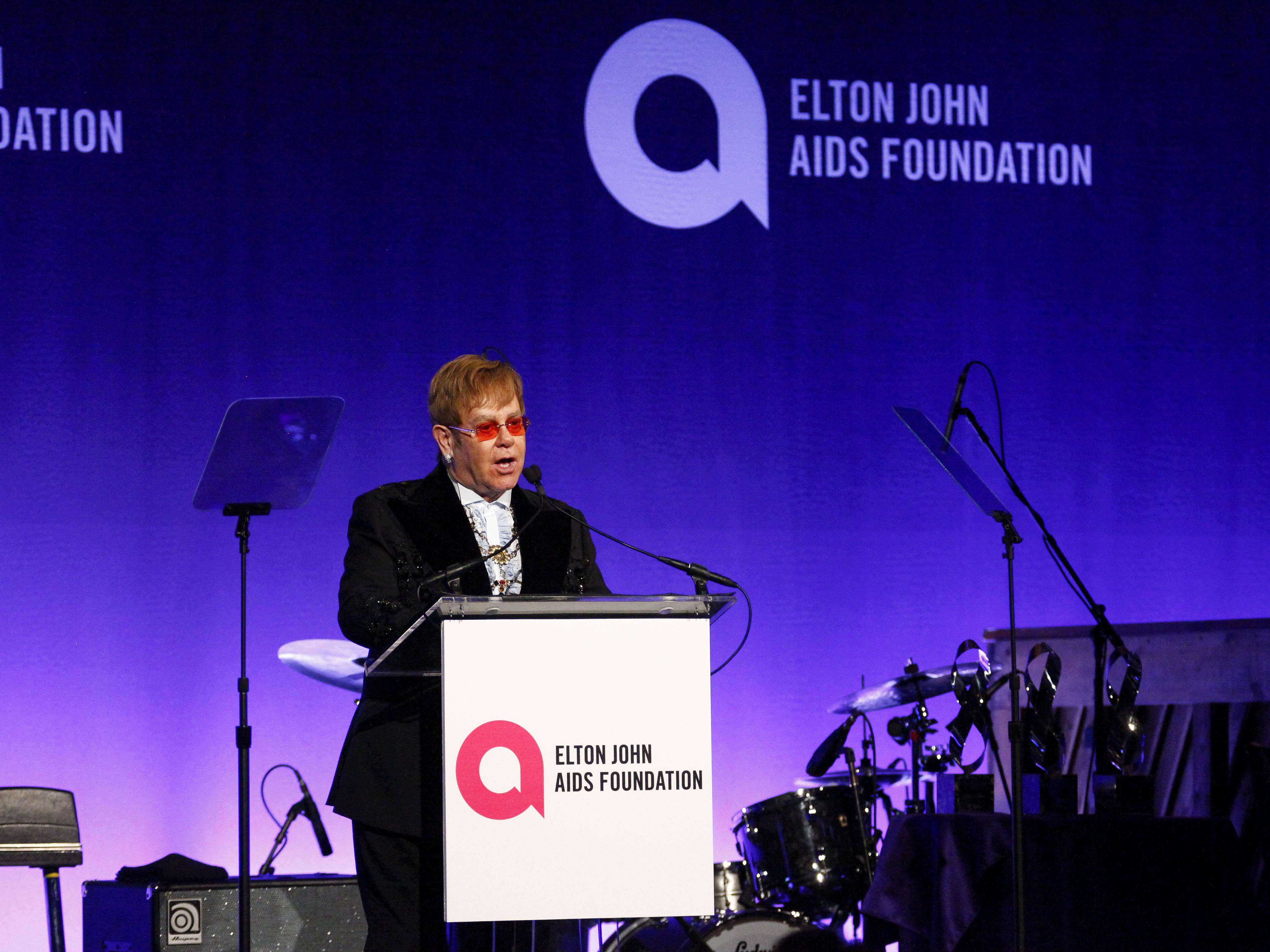 Elton John remembers Aretha Franklin at his annual AIDS gala