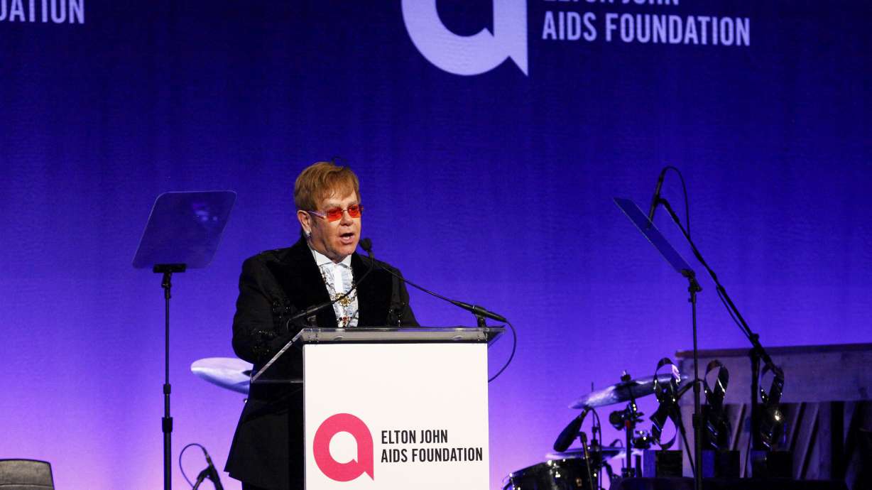 Elton John remembers Aretha Franklin at his annual AIDS gala
