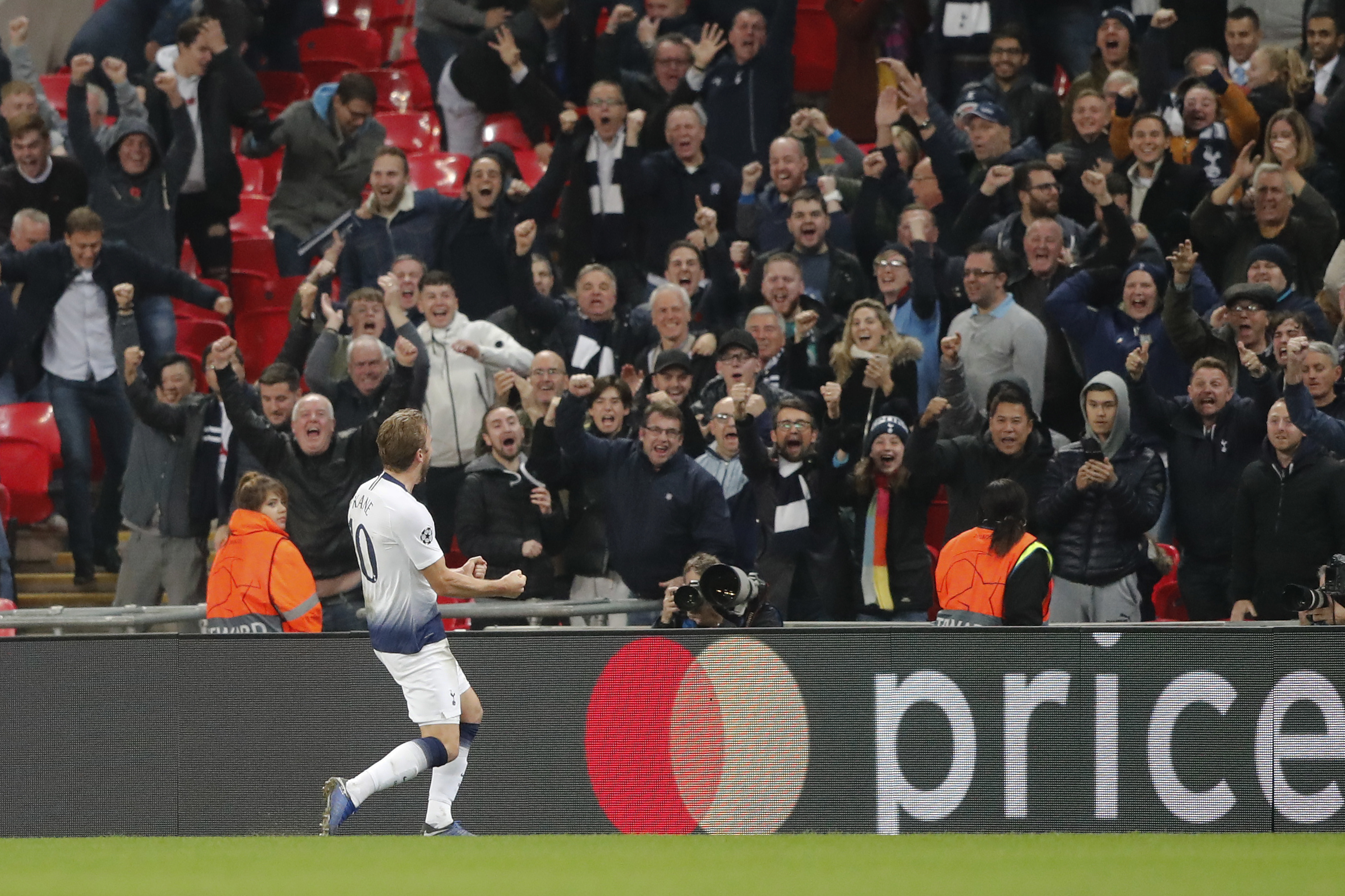 Kane's late double gives Tottenham 2-1 win over PSV