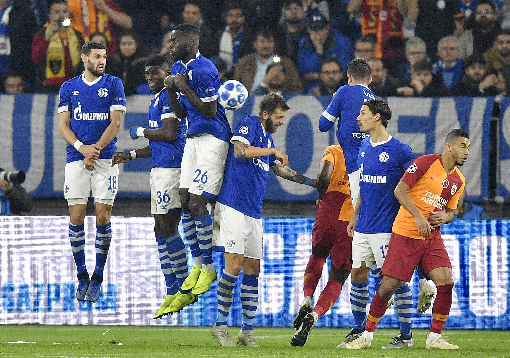 Schalke takes big step toward Champions League last-16