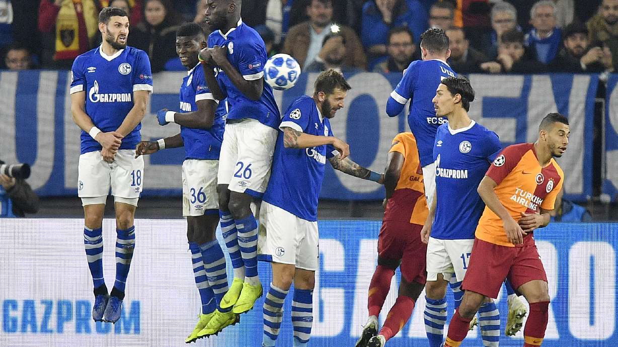 Schalke takes big step toward Champions League last-16
