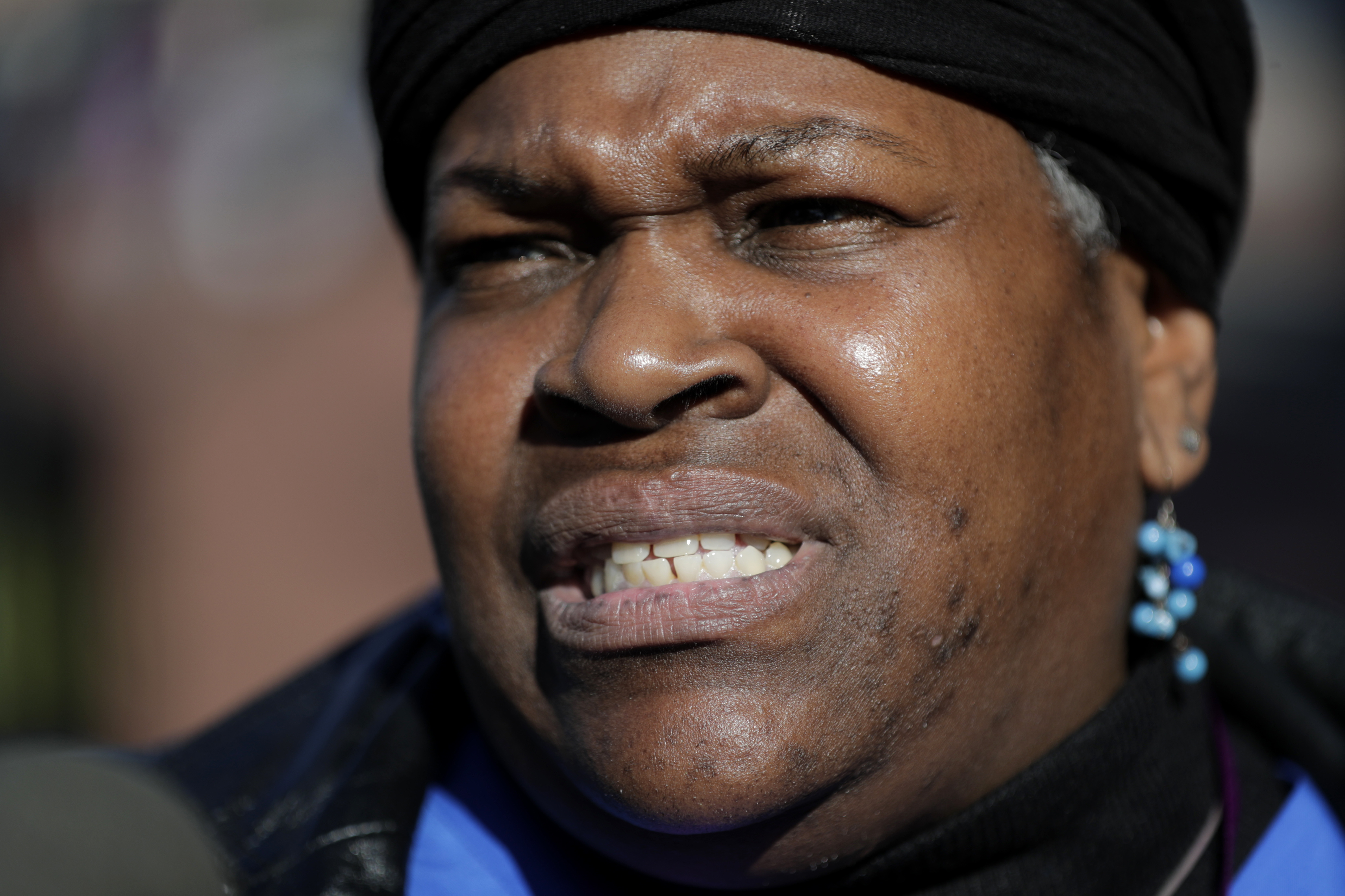 Newark mayor defends actions in city's water crisis