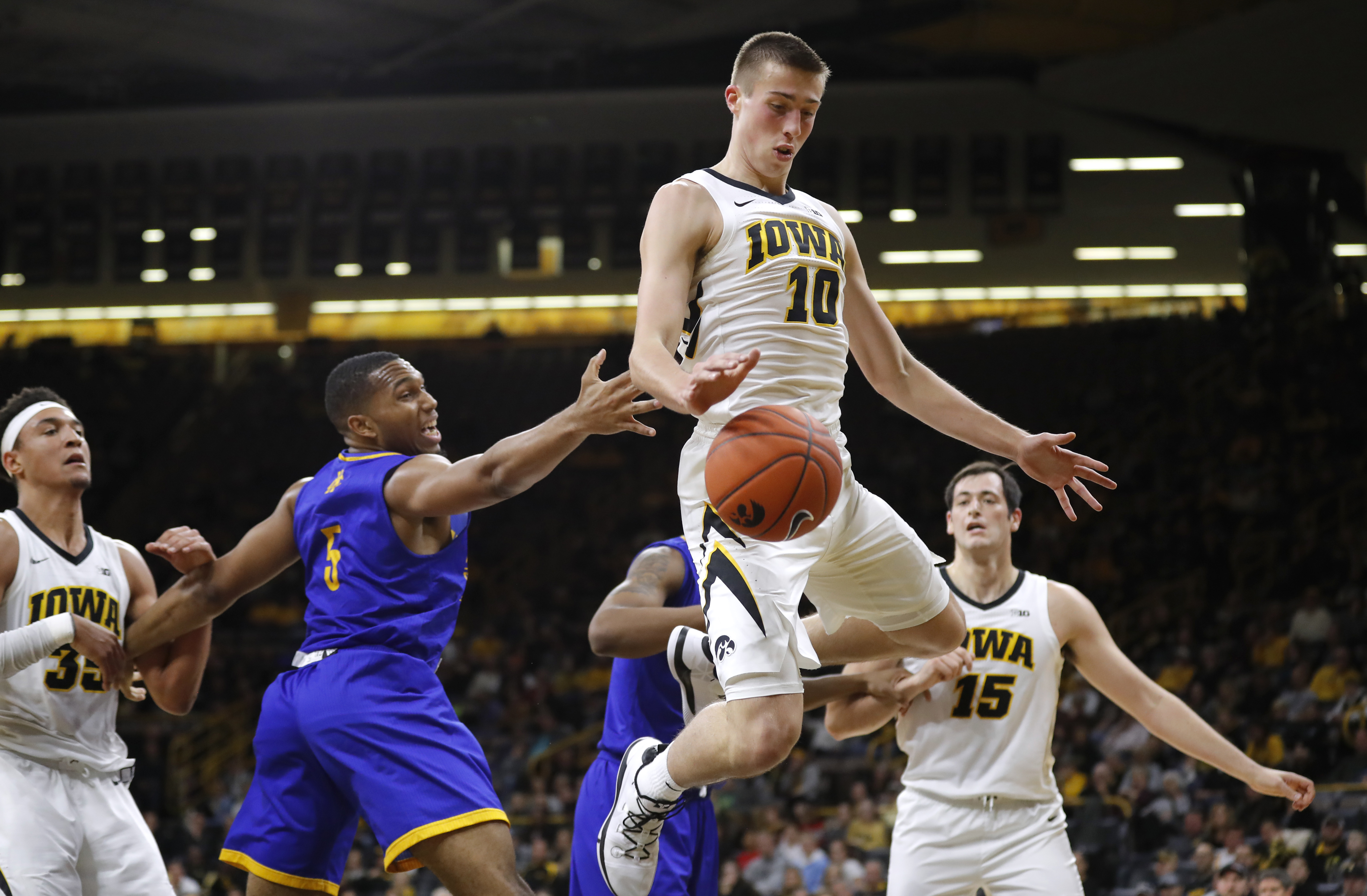 Wieskamp scores 15, Iowa beats UMKC 77-63